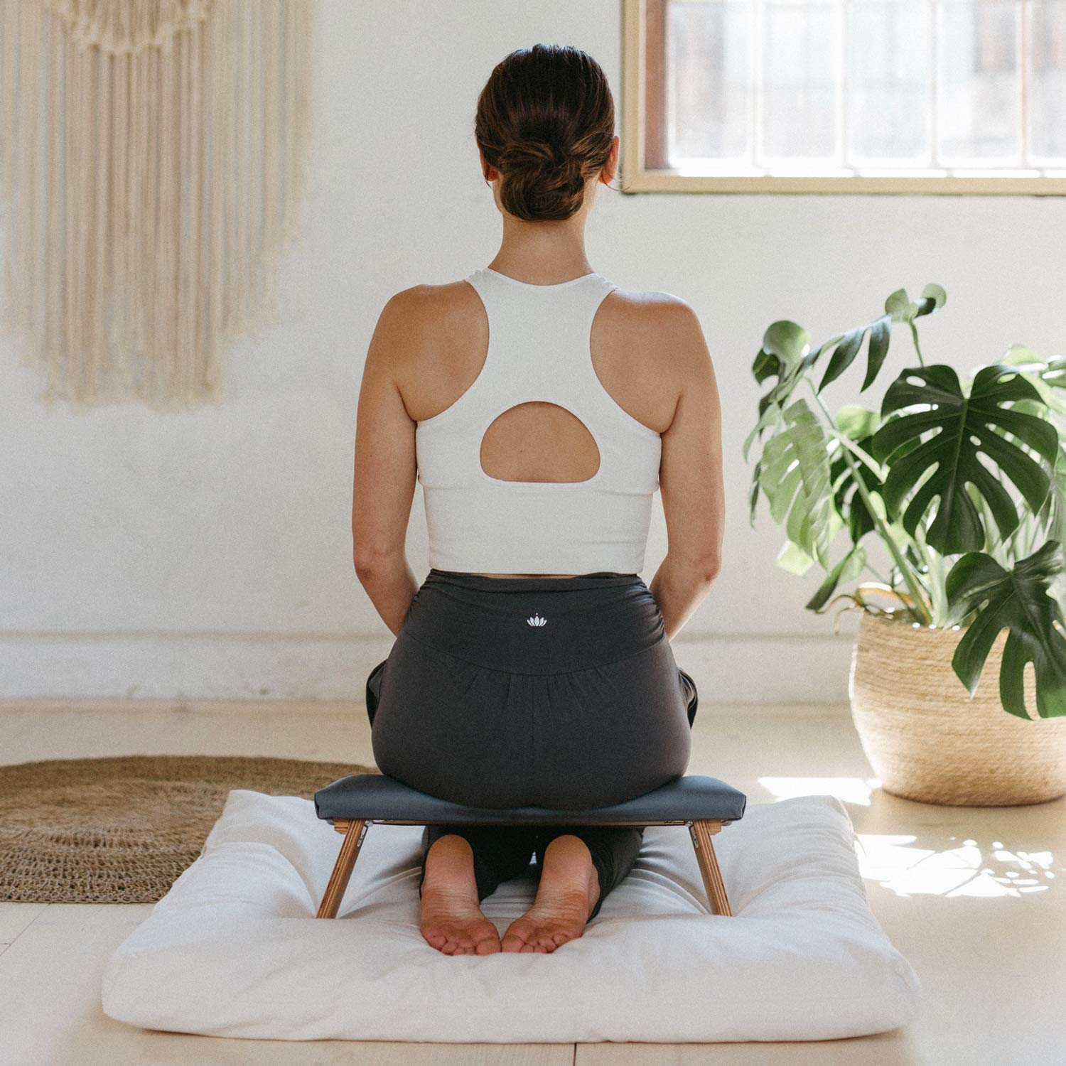 Lotuscrafts Banc de Méditation Dharma Pliable - Fabriqué en Europe - Tabouret de Yoga en Bois de Hêtre Massif - Banc de Méditation avec Une Assise Genoux au Sol pour Une Méditation Profonde