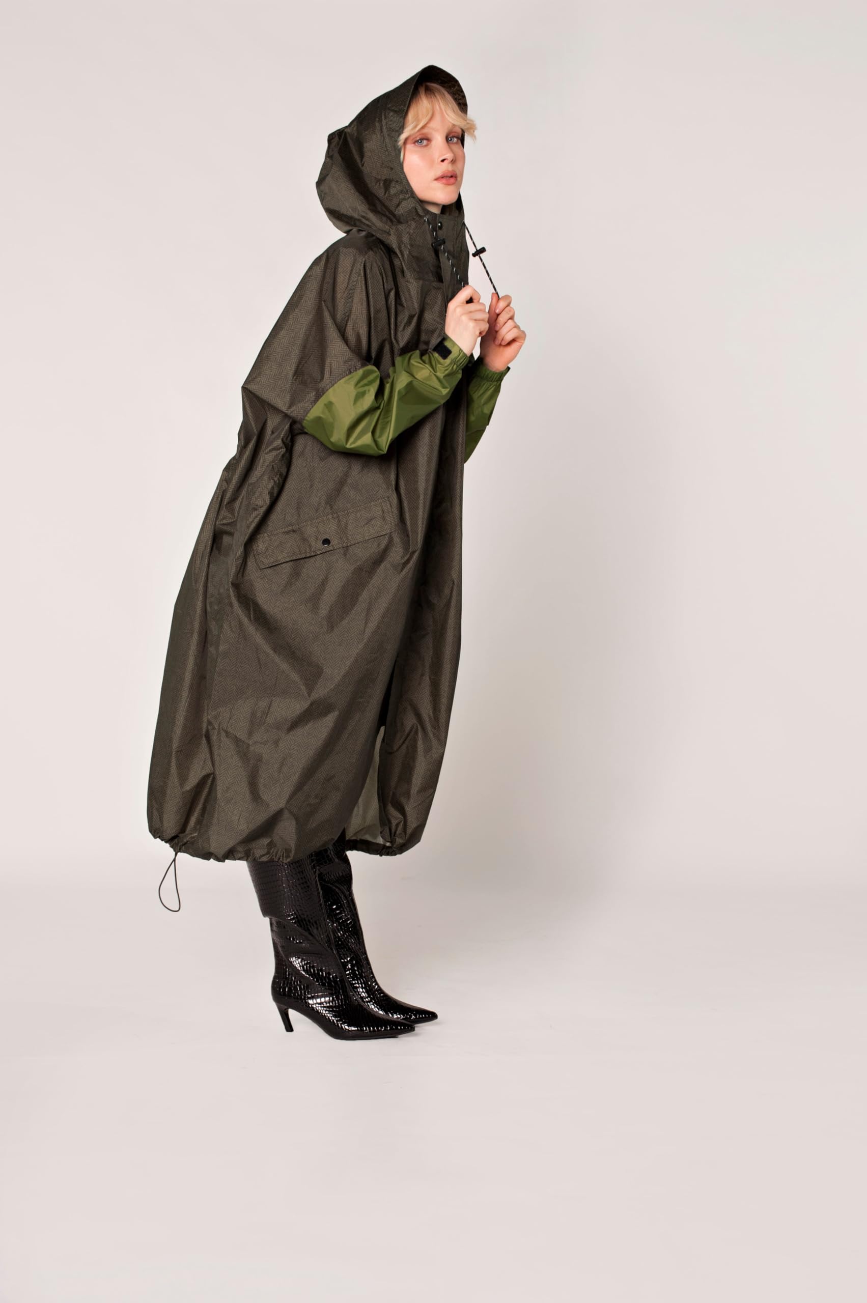 Rainkiss – Regenjacke für Erwachsene – Wasserdicht – PFAS-frei – Einheitsgröße – Grün – 100% recyceltes Polyester – Design: Herringbone