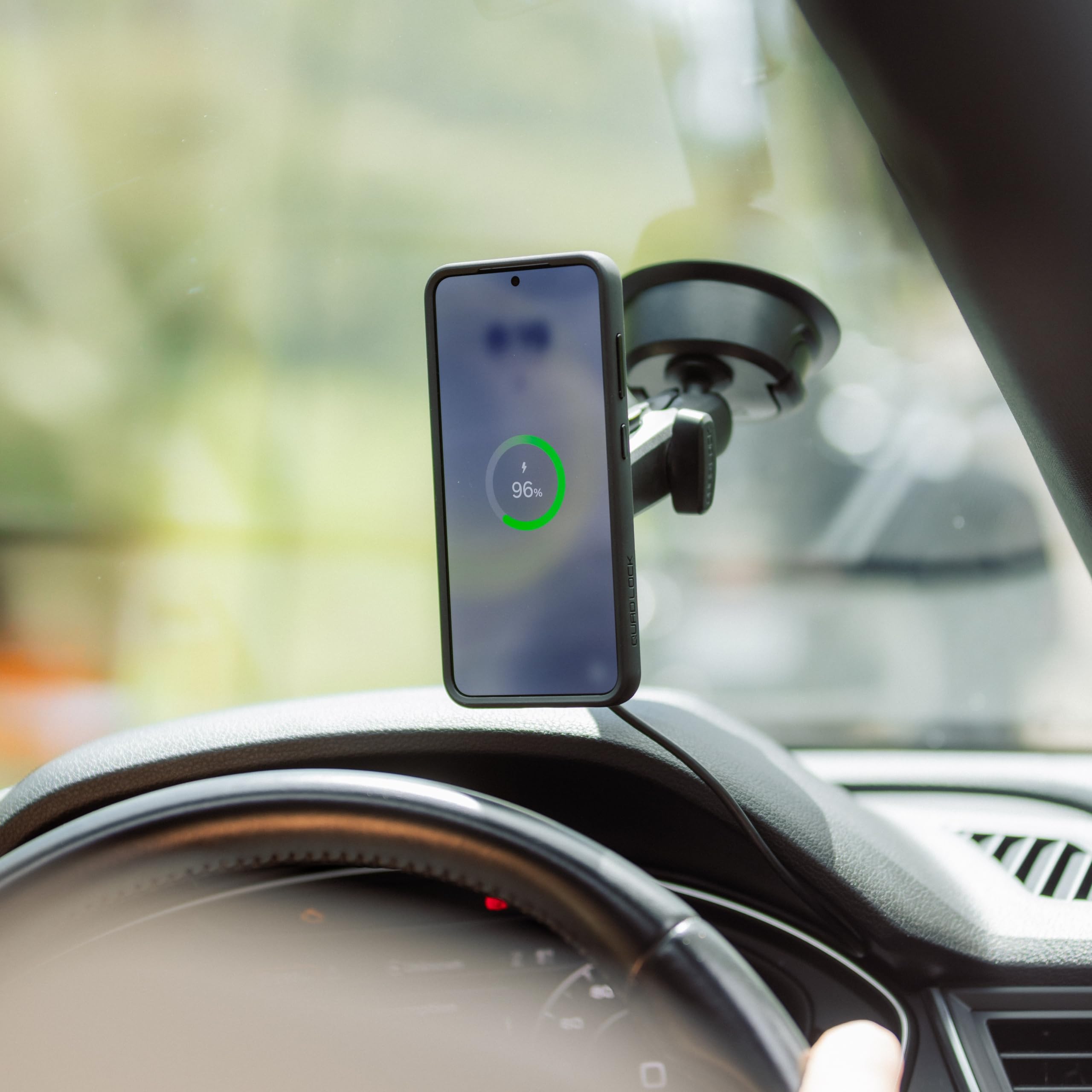 Quad Lock Wytrzymały uchwyt samochodowy na telefon z przyssawką z etui MAG i bezprzewodową głowicą ładującą MAG do Galaxy S25 Ultra
