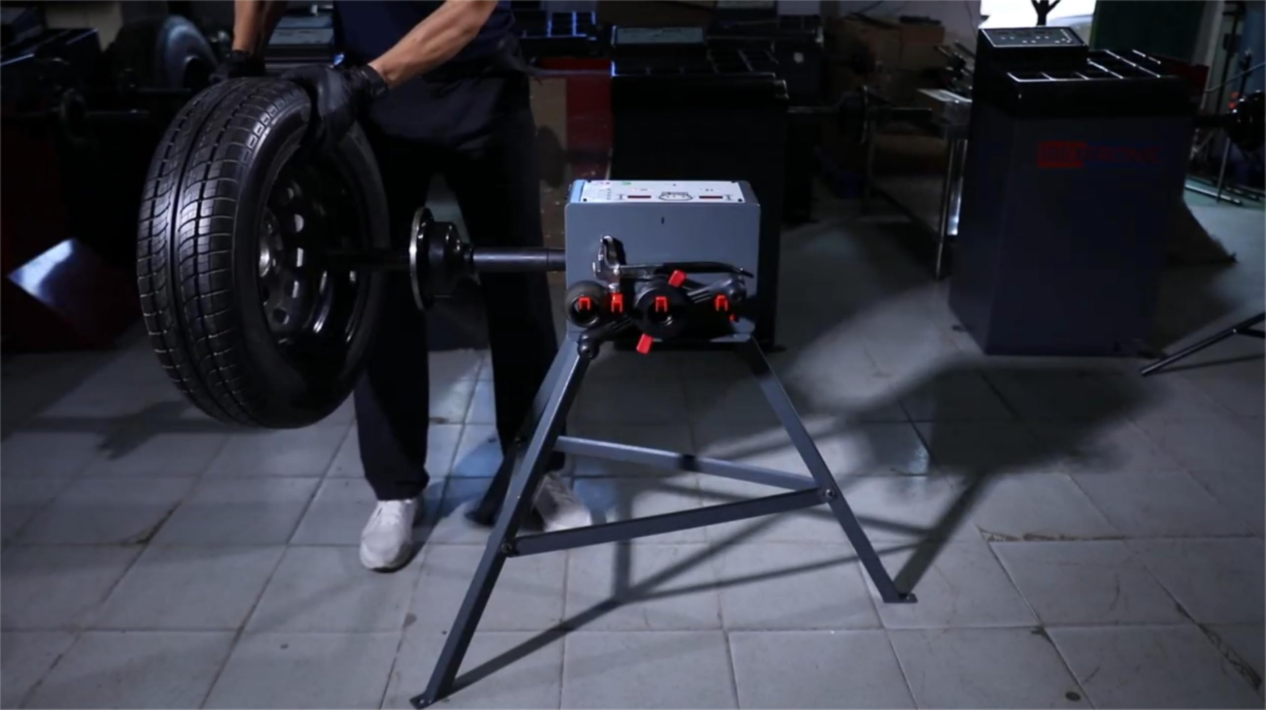 Equilibratrice Portatile per l'equilibratura dei Pneumatici, Manuale e caricata Tramite USB