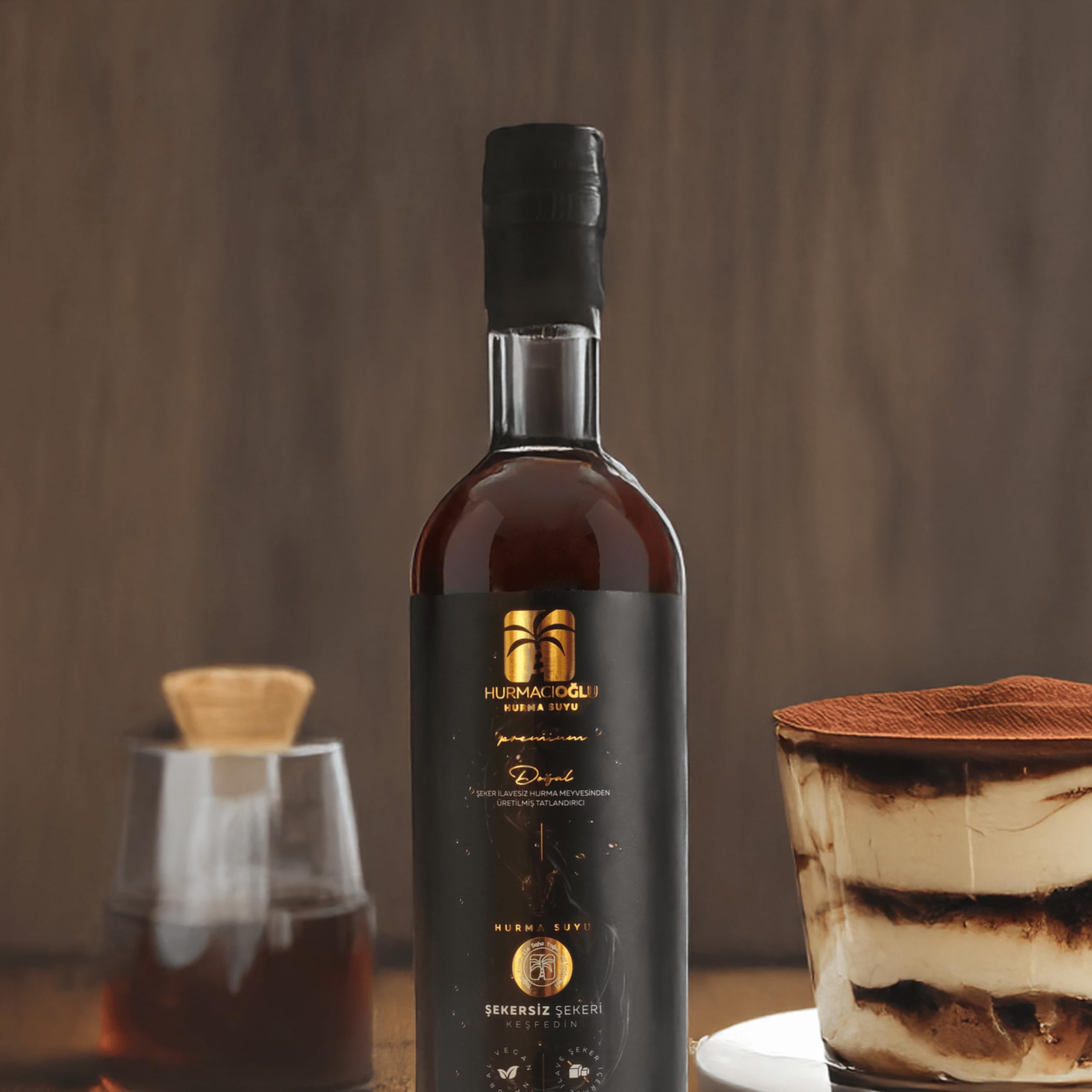 Premium Hurma Suyu 950 Gr. Cam Şişe - %10 Daha Yoğun Kıvamlı - Hurma Meyvesinden Doğal Tatlandırma - Çay, Kahve Gibi İçeceklerde, Eşsiz Tatlılarda Rafineri Şeker Kullanmadan Hurma Suyu Kullanın