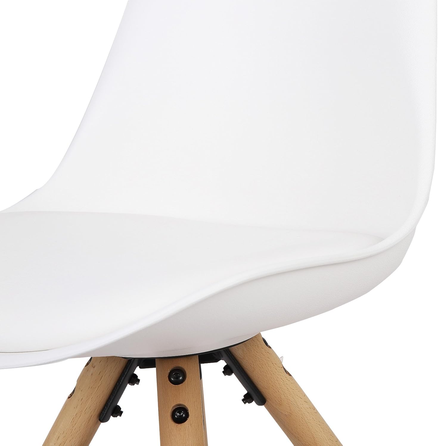 Od blizu view of the chair's leg attachment mechanism
