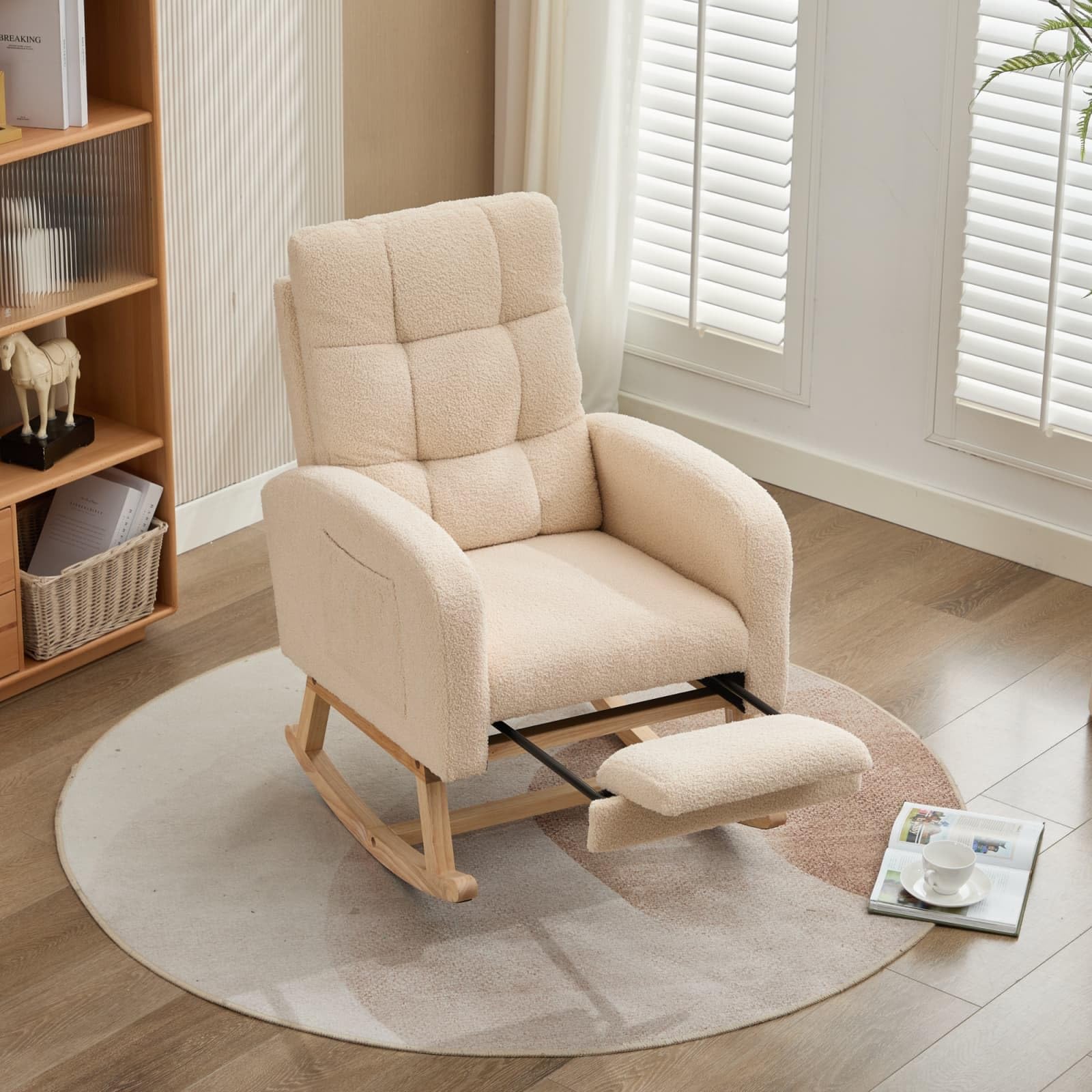 KOMHTOM Fauteuil à Bascule avec Repose-Pieds Escamotable, Rocking Chair en Velours Teddy, Structure en Bois, Poche de Rangement Latérale, pour Salon et Chambre à Coucher