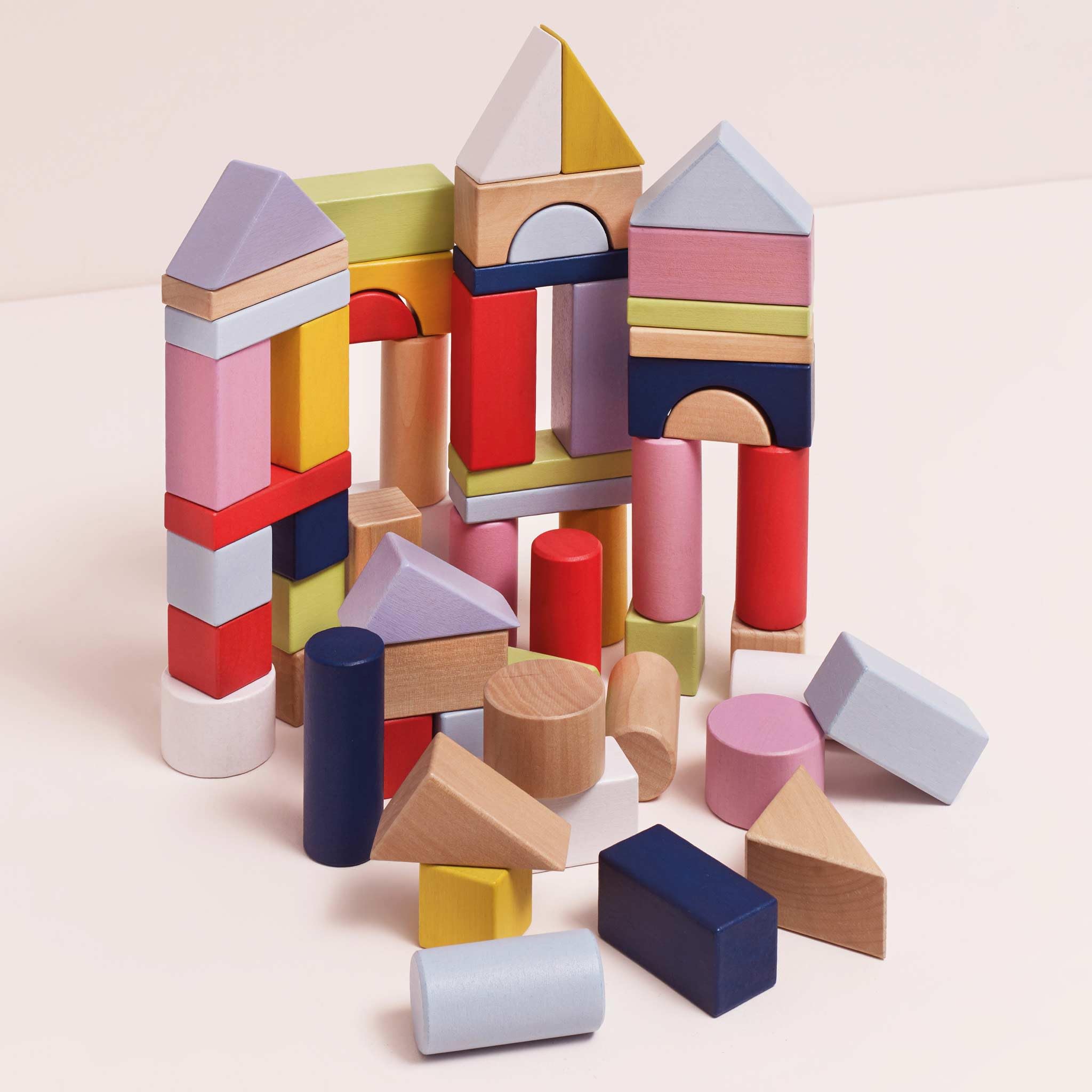 Le Toy Van Holzbausteine, Lernspielzeug, für Kinder ab 1 Jahr, Bausteine, Stapelklötze, umweltfreundlich, 60 Teile, Glatte Kanten, mit Brücken und Zylindern, Petilou