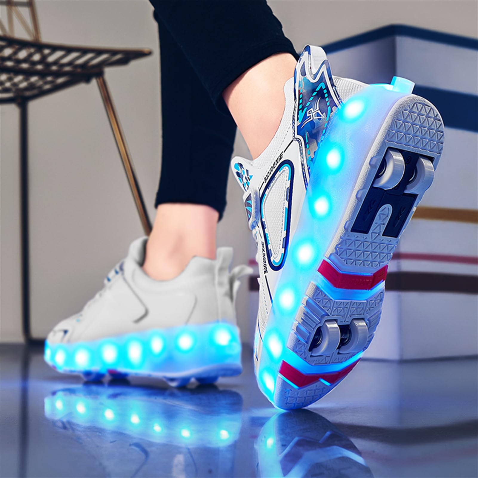 Garçon et Fille LED Lumières Clignotante Patins à roulettes 4 Rétractables Roues Rechargeables Skateboarding Shoes Outdoor Sports Gymnastique Sneakers Halloween Cadeaux de Noël