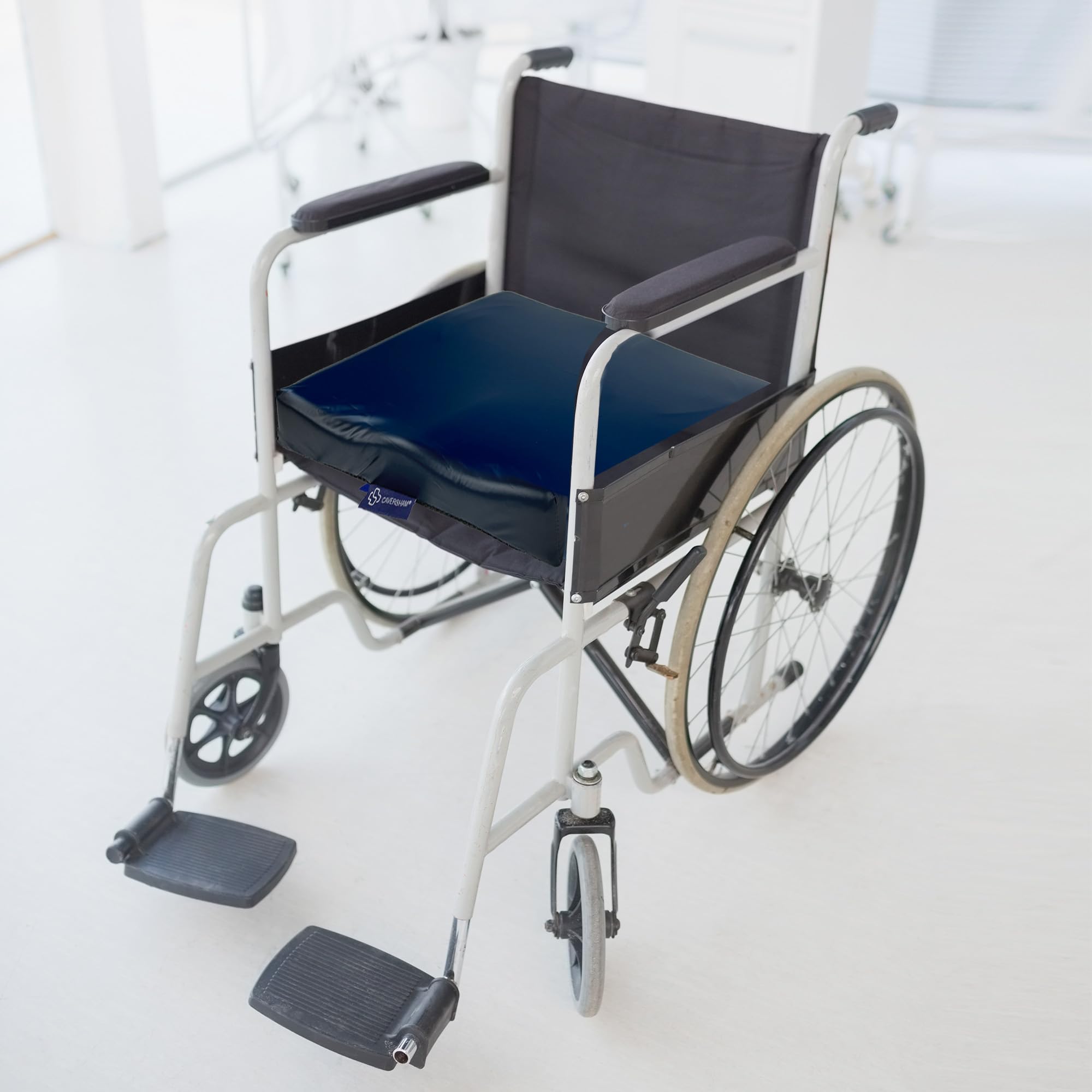 Cojín Aura de grado médico diseñado con la última tecnología de gel de poliuretano. Móvil y flexible para su uso en un entorno de cuidado de enfermería, cuidado en casa o silla de ruedas.