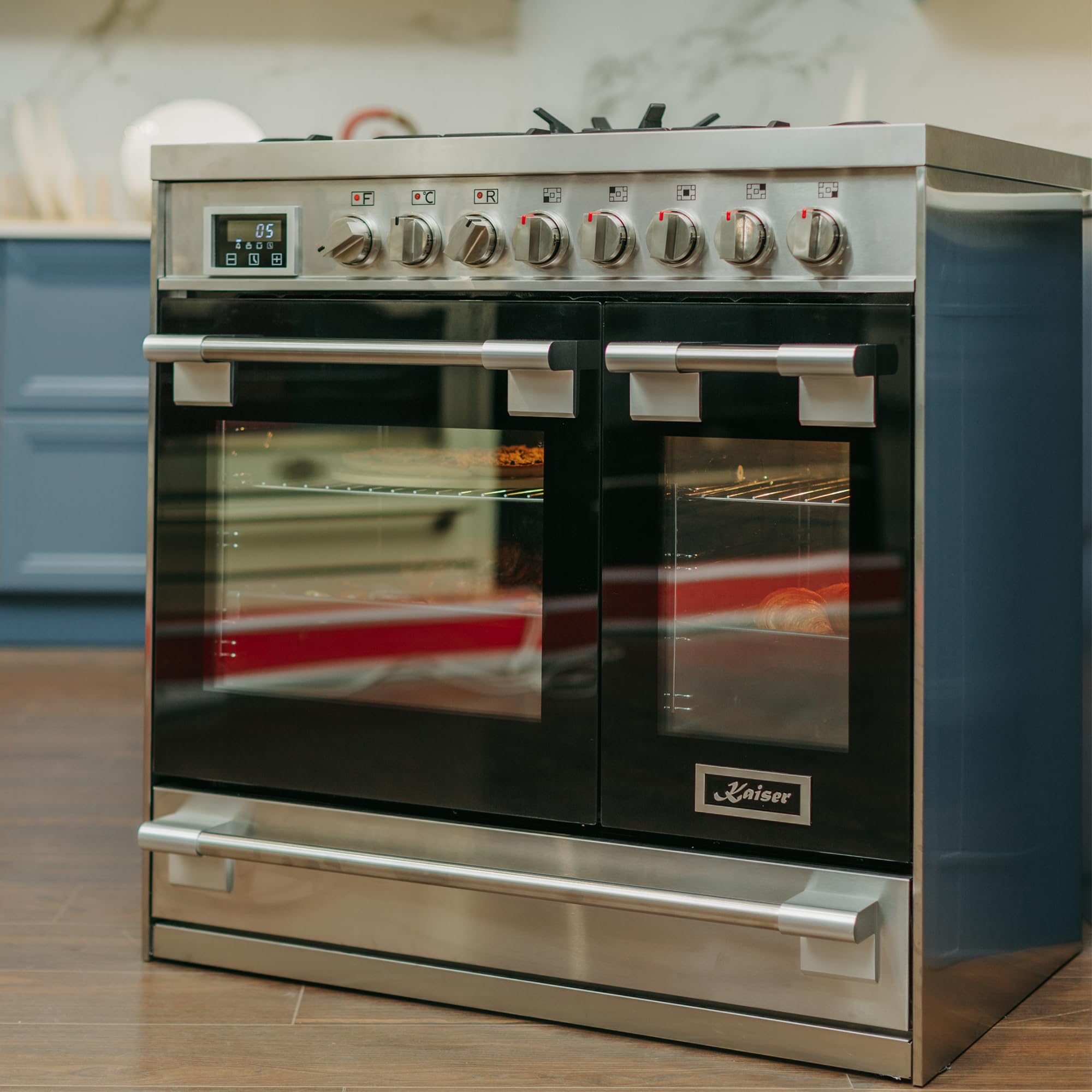 Kaiser HGE 93201 R Cuisinière en Acier Inoxydable de Qualité Supérieure avec Double Four Électrique, 115 L, Range Coocker 90 cm, 8 Fonctions, 5 Brûleurs à Gaz 3,7 kW, pour WOK Gaz Naturel