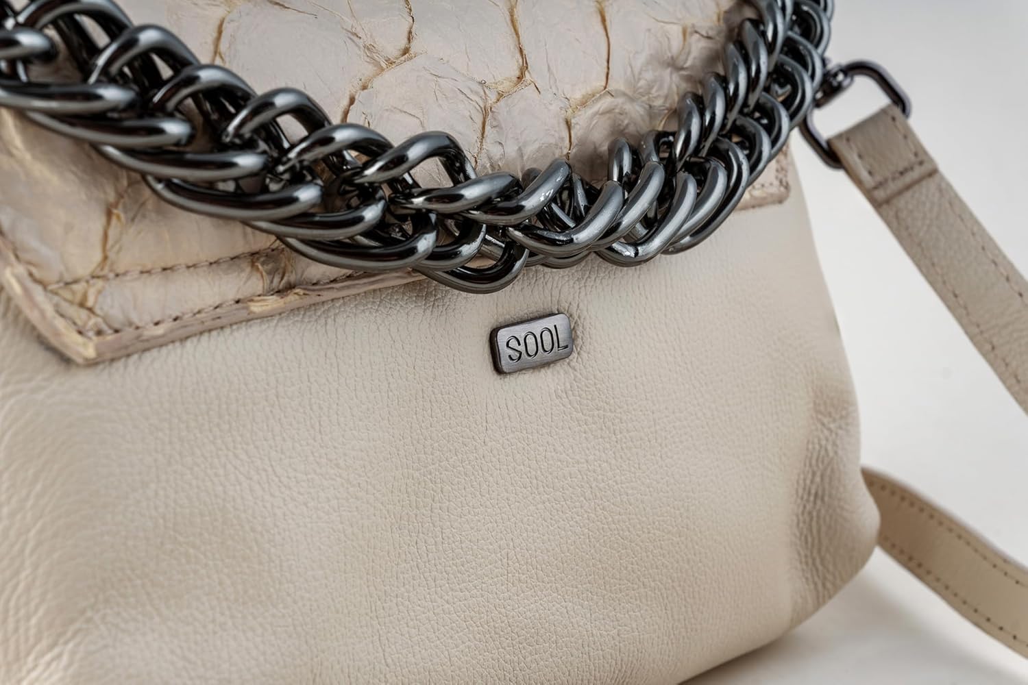 Bolsa Luna em Couro Legítimo de Pirarucu Sustentável, Alça Intercambiável, Tamanho Único – Marca Sool em promoção! Veja a oferta e mais achadinhos de Bolsas 7 Hoje é o melhor dia para comprar Bolsa Luna em Couro Legítimo de Pirarucu Sustentável, Alça Intercambiável, Tamanho Único – Marca Sool com aquele preço maroto! Promoção! Aproveite a oferta! 7