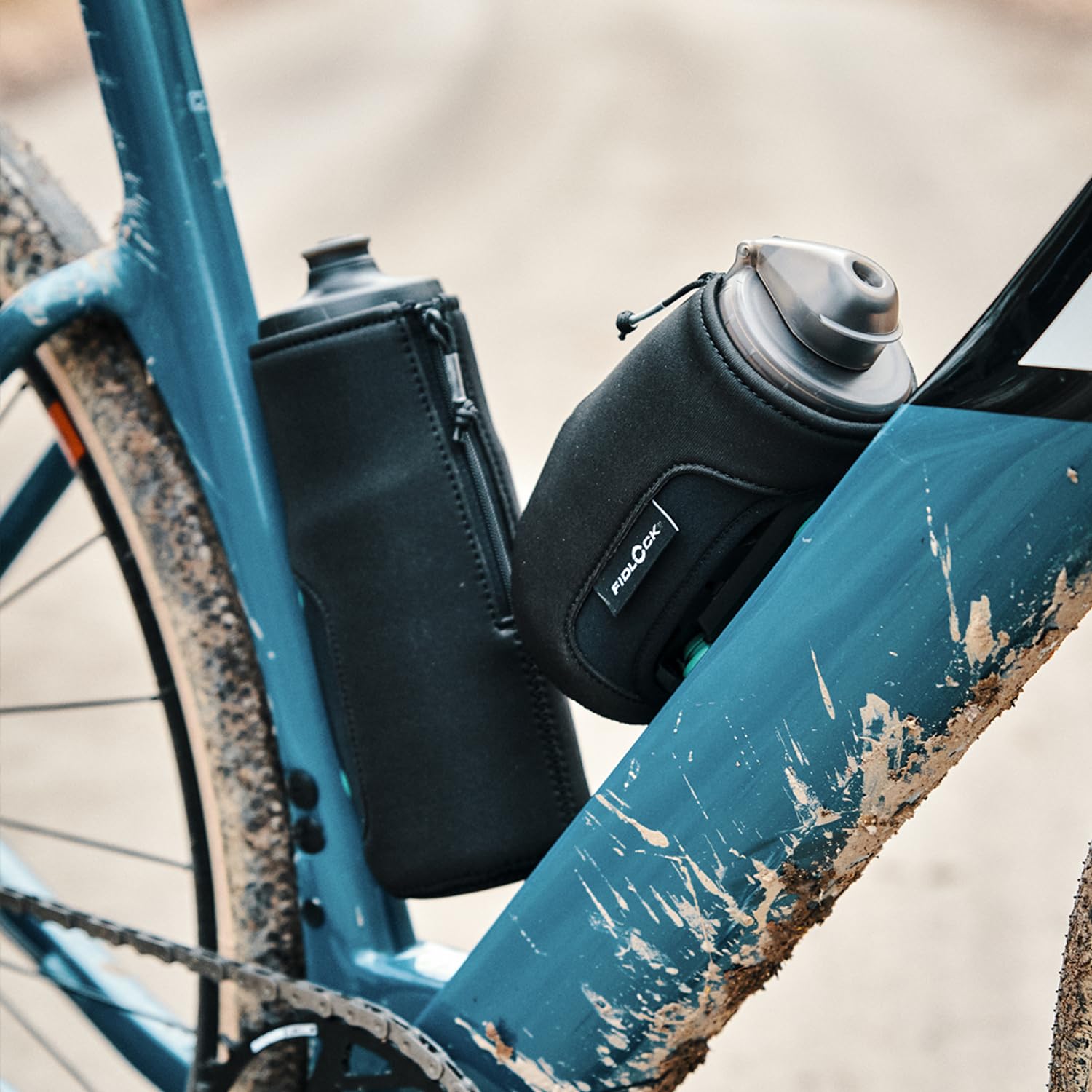 Fidlock TWIST Bottle 450 + Bike Base + Thermo Sleeve – 450 ml Fahrrad Trinkflasche mit magnet-mechanischem Flaschenhaltersystem, inkl. Halterung, BPA-frei & spülmaschinengeeignet, Farbe black