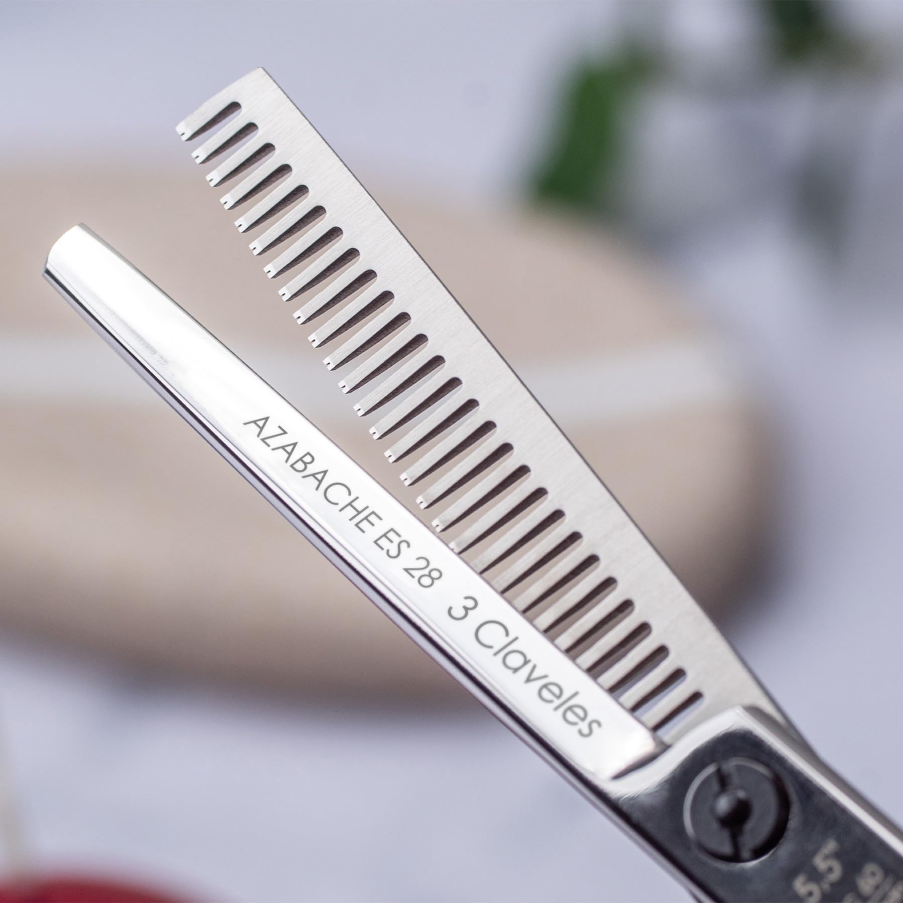 3 Claveles Azabache - Tijera de peluquería de esculpir ES28 dientes de 5.5", acero inoxidable, con apoya dedos, dedales simétricos Cranberry