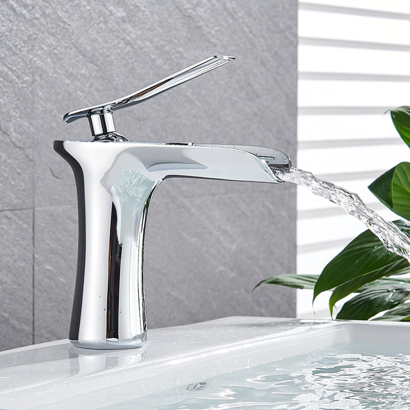 Mitigeur cascade doré pour lavabo de salle de bains chic - 3