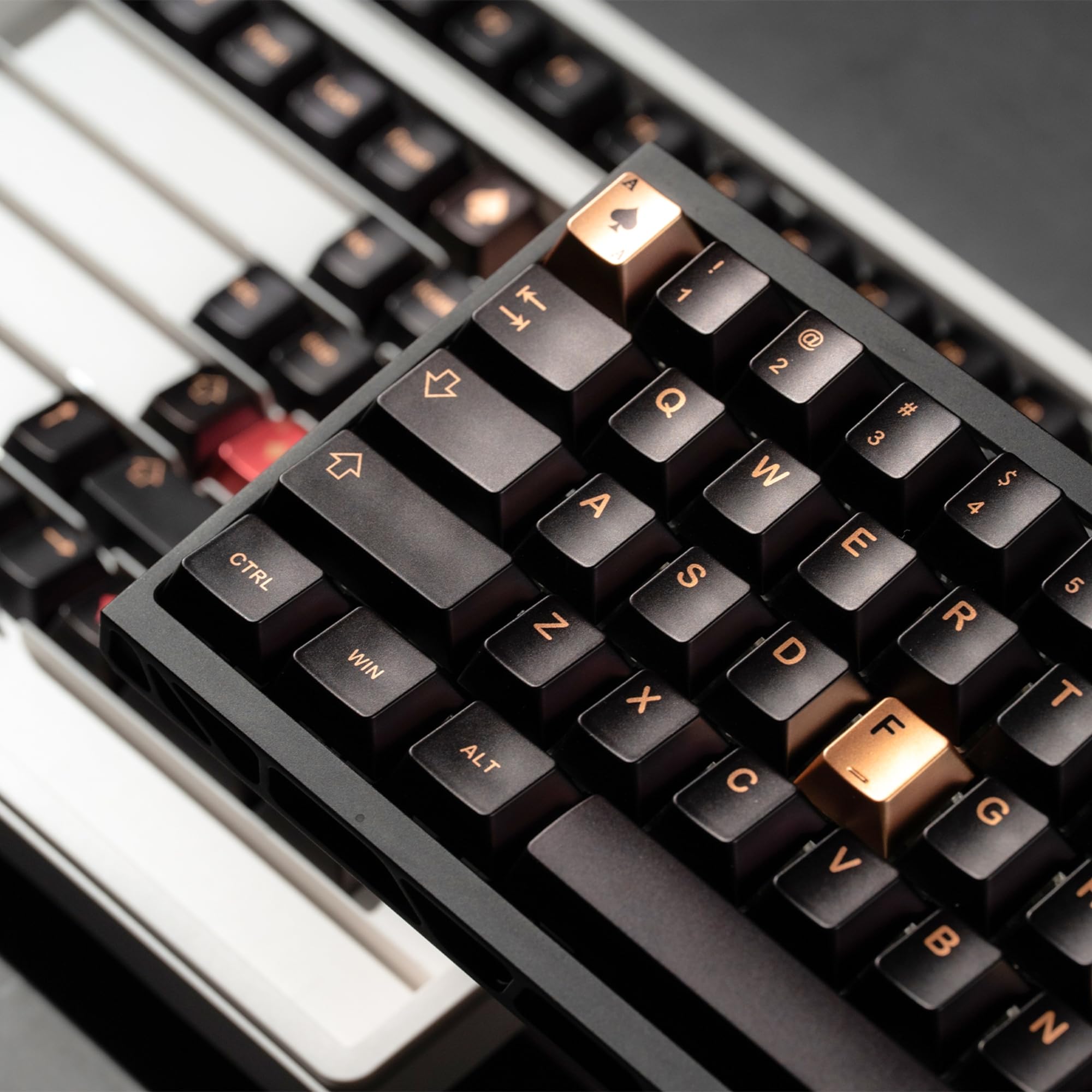 PBT Tastenkappen mit Metallfarbe und Poker-Motiv, 112 Tasten in Schwarz/Gold/Rot, Sublimationsdruck, Cherry Profil für mechanische Tastaturen mit 61/64/66/68/75/84/87 MX-Schaltern