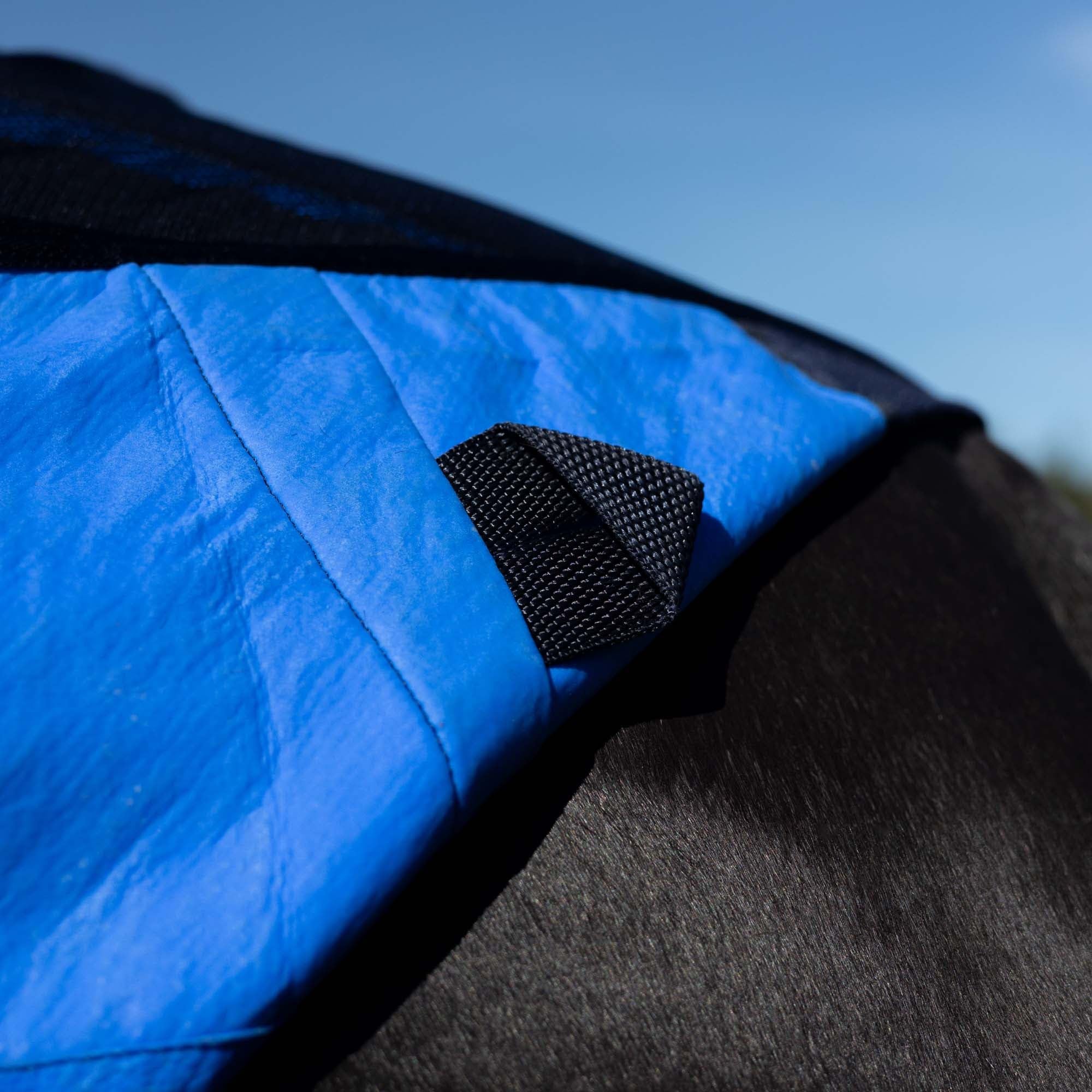 Back on Track® - Manta Cool on Track® para caballos de refrigeración | Tejido de malla 3D / Material Cool on Track® | Color: Azul/Negro (155)