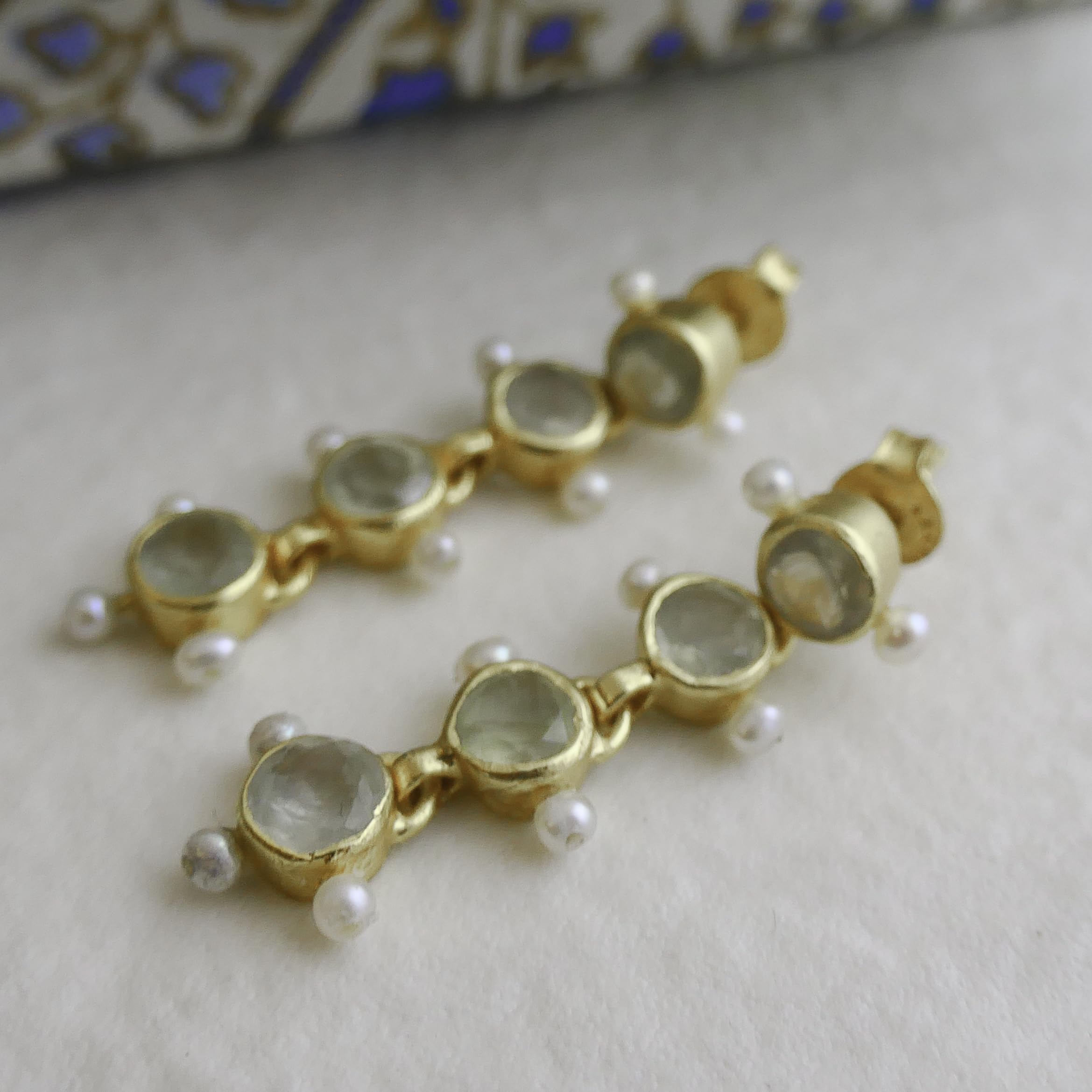 Orecchini Pendenti in Argento Sterling 925 Placcato Oro | con Prehnite e Perle d’Acqua Dolce - Gioiello Elegante con Pietre Naturali per Donna
