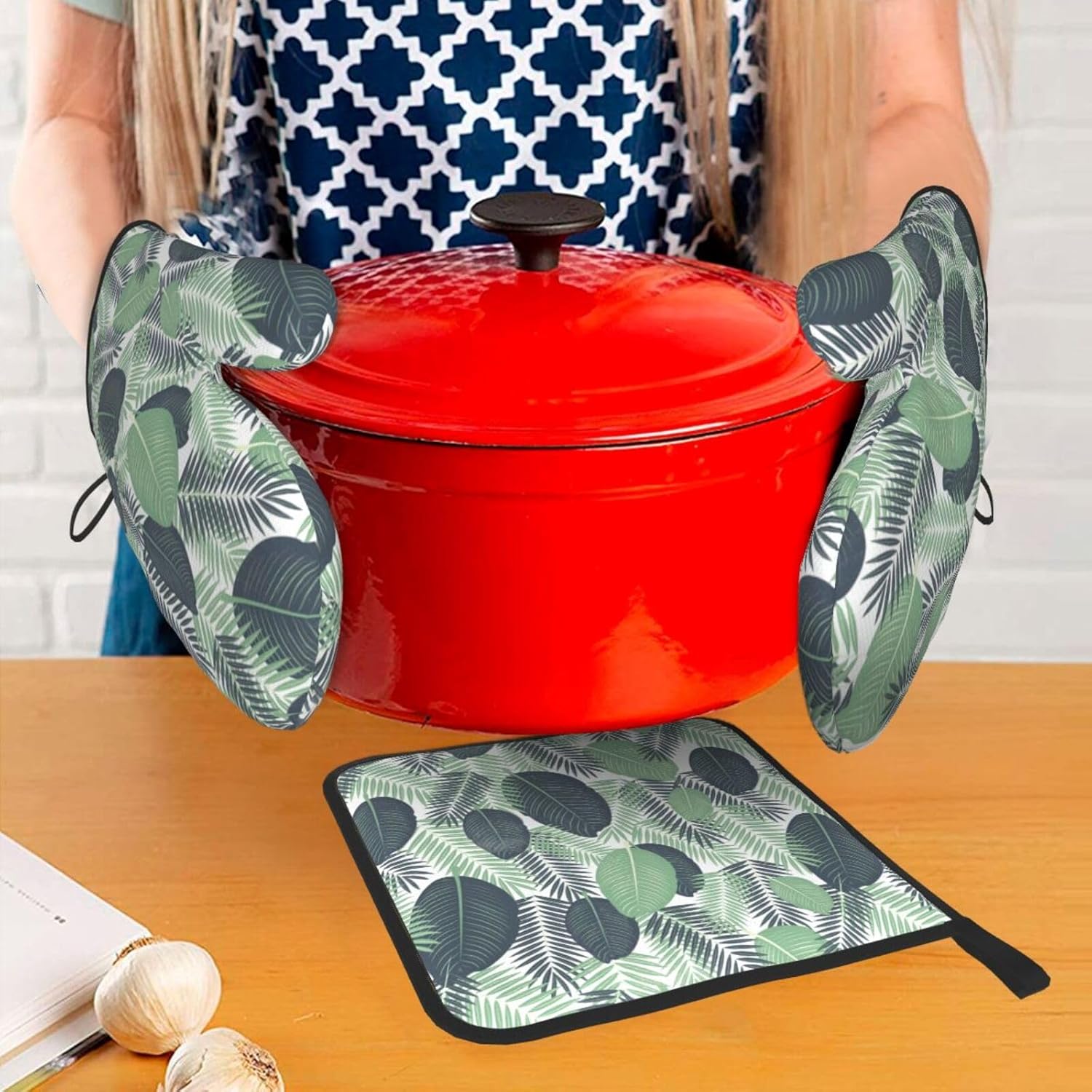 Green Tropical Leaves Print Heat Resistant Microwave Gloves, Used for Baking, Cooking, and Fashion Kitchen Essentials