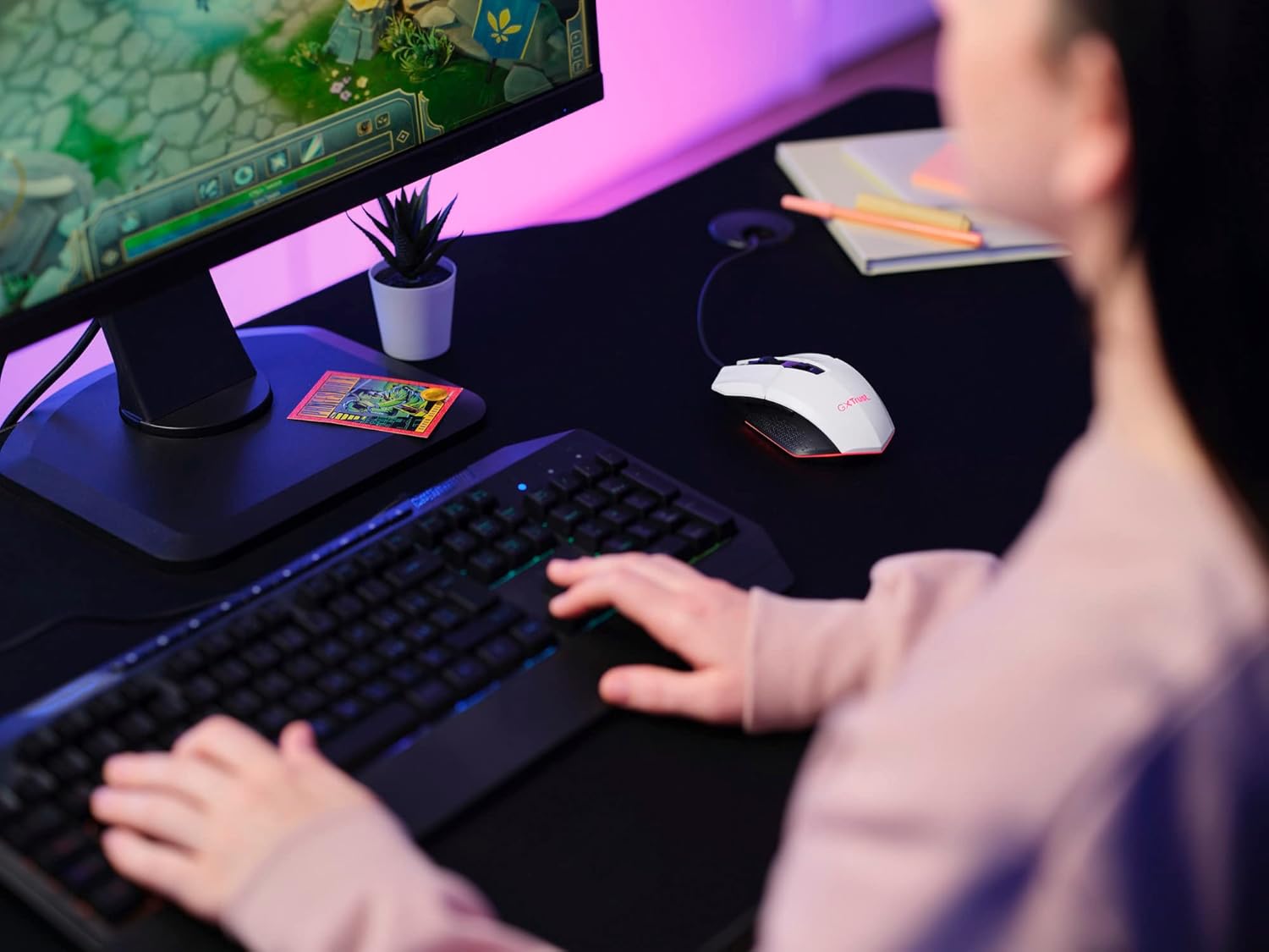 Person using the Trust Gaming GXT 109W Felox Gaming Mouse at a computer desk