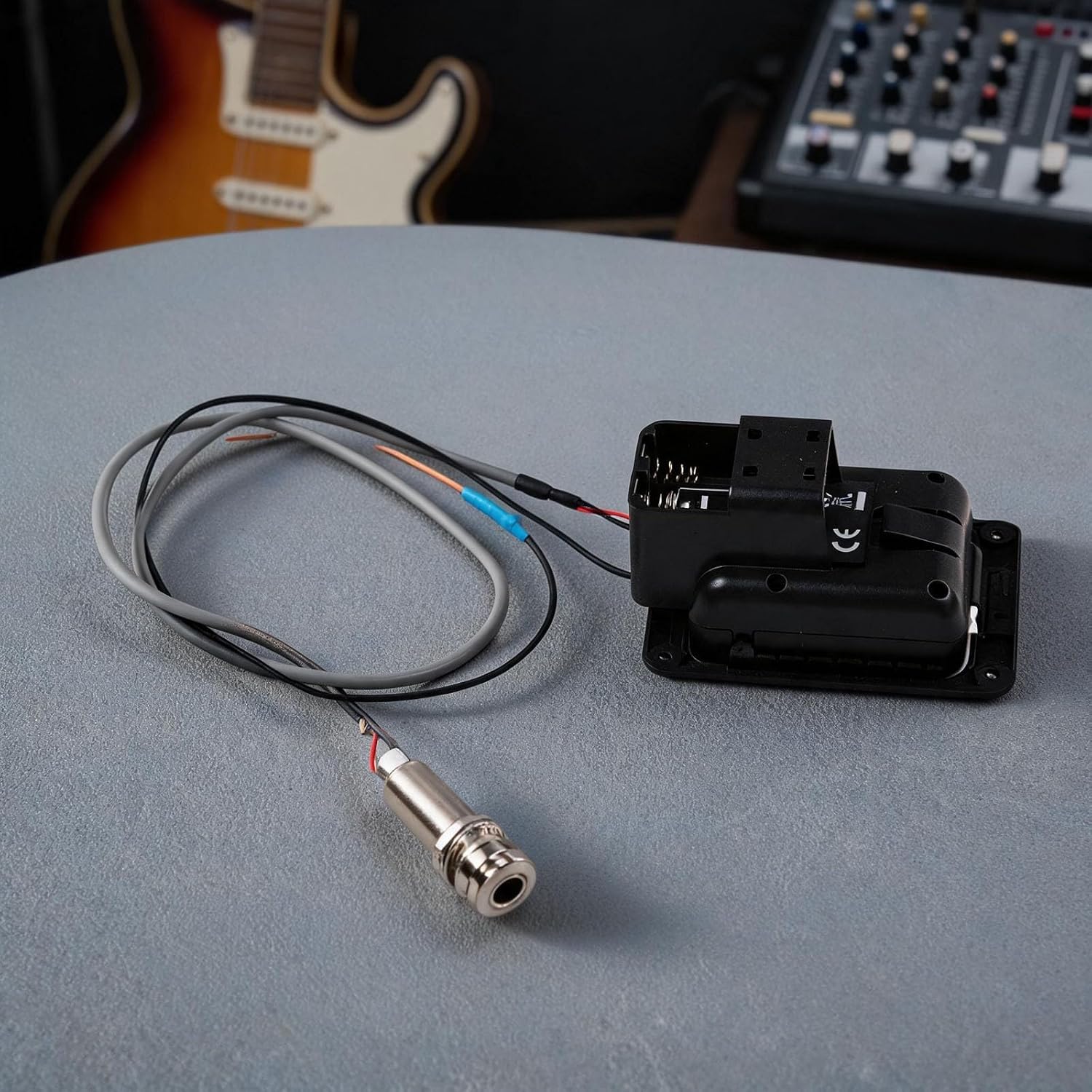 Preamp do gitary akustycznej 4-pasmowy korektor wbudowany tuner chromatyczny mieszanka mikrofonu piezoelektrycznego do podróży na scenie gitary kolor czarny 5 6 x 8 4 cm