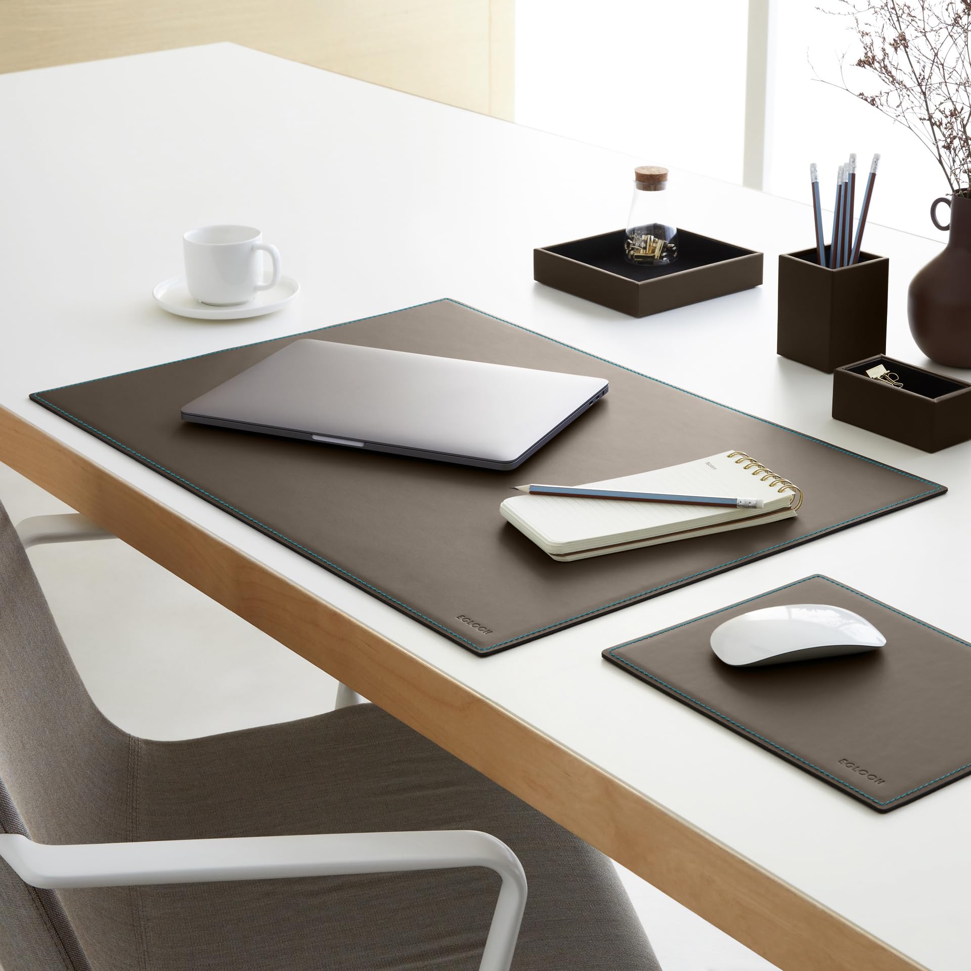 Eglooh - Mercurio Deluxe - podkładka pod mysz ze skóry taupe szary cm 25x20 - podkładka pod mysz na biurko i do biura, eleganckie niebieskie szwy i antypoślizgowe dno - Made in Italy