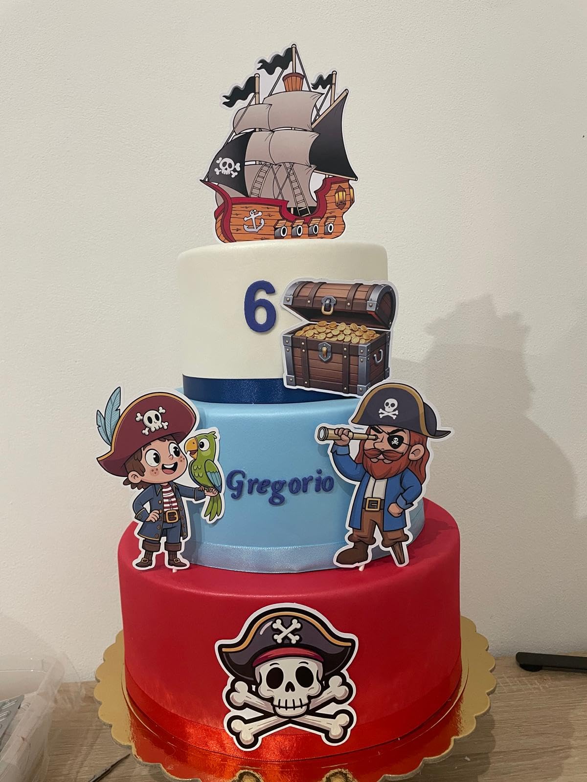 Torta Scenografica Artigianale Tema Pirati 3 Piani – Decorazione Compleanno Personalizzabile con Nome ed Età – Allestimento Festa Bambini- Centrotavola Decorativo