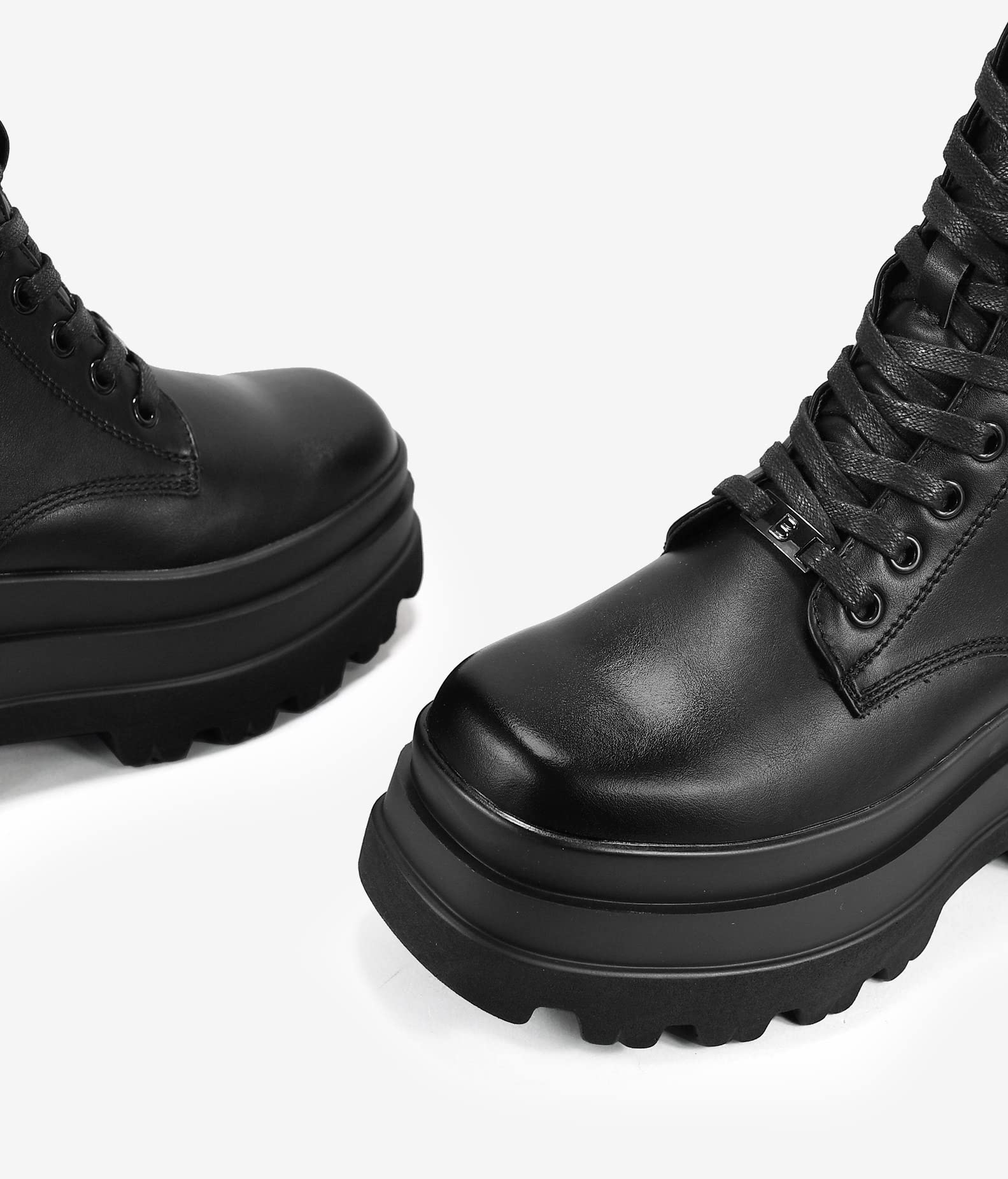BOSANOVA Botines Militares confeccionados en Piel Vegana con Doble Plataforma y Suela Track. Cierre con Cremallera y Cordones. Calzado para Mujer