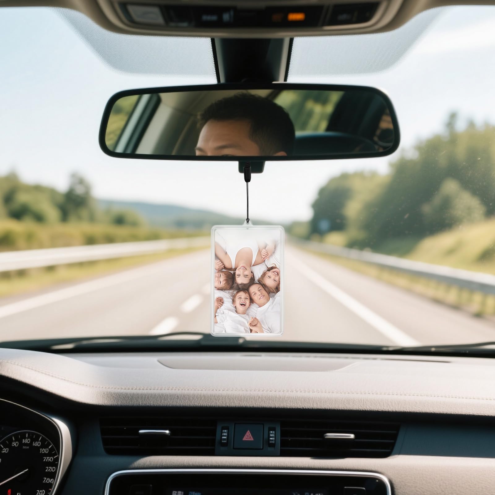 HINGTAI Marco de fotos para coche con 4 tarjeteros transparentes y cuerda negra, adorno personalizado para espejo retrovisor