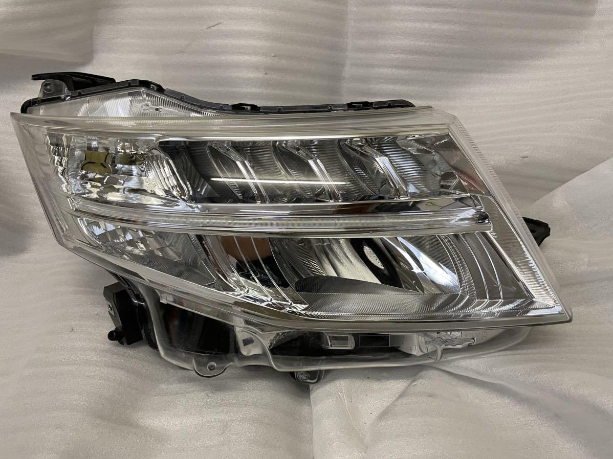 右ヘッドライト ヘッドランプ M900A RH 純正 81110-B1600 トヨタ 
