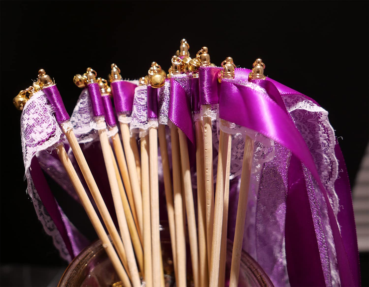 50x Hochzeit Zauberstäbe mit Glocken,Spitzen Luftschlangen Seide Fee Stick,Lace Ribbon Wedding Wands Fairy Stick Wish Wands für Hochzeit Partys Babypartys Geburtstag Urlaub Feiern Weihnachten,Lila