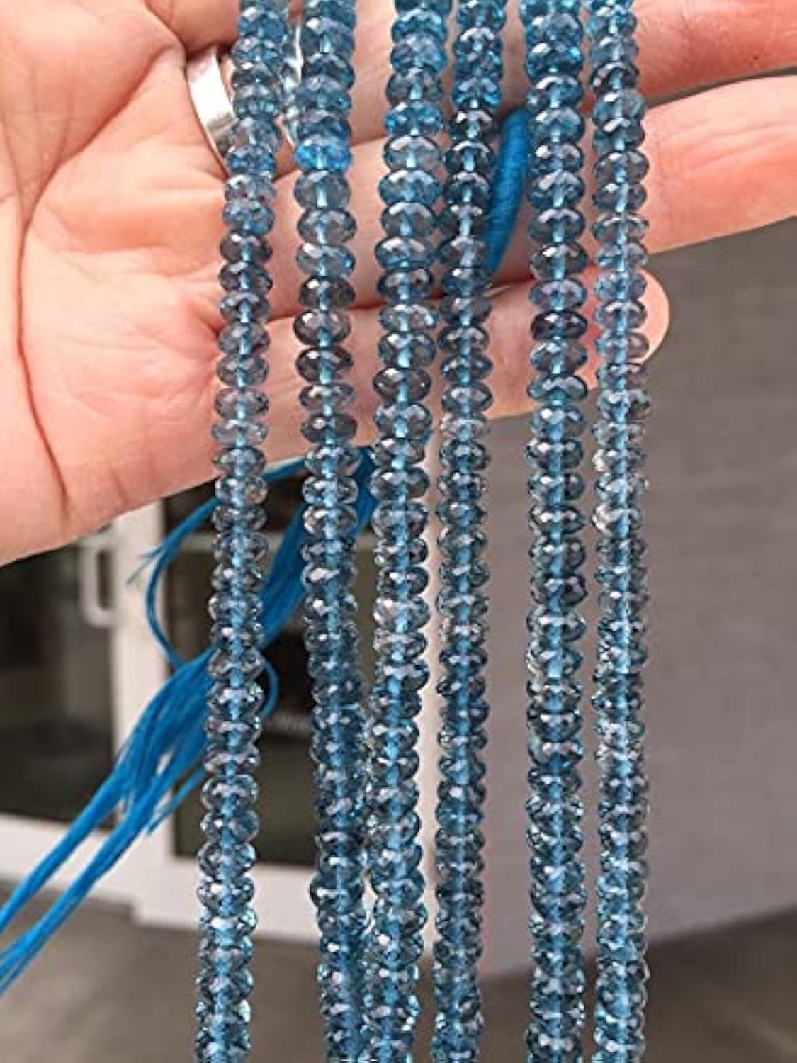 Perles naturelles topaze london blue facettées contre les bijoux ternes