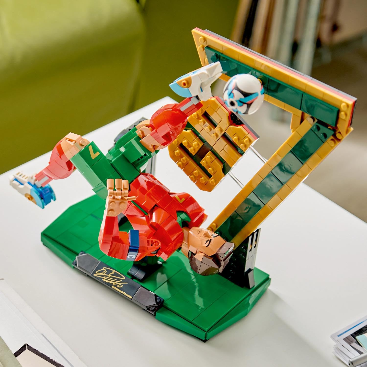 LEGO Editions Cristiano Ronaldo – Fußballlegende Spielzeug - 3D Figuren Modellbau - DIY Kinderzimmer Deko - Geschenk für Jungen, Mädchen ab 12 Jahren und Erwachsene Sportfans - 43016