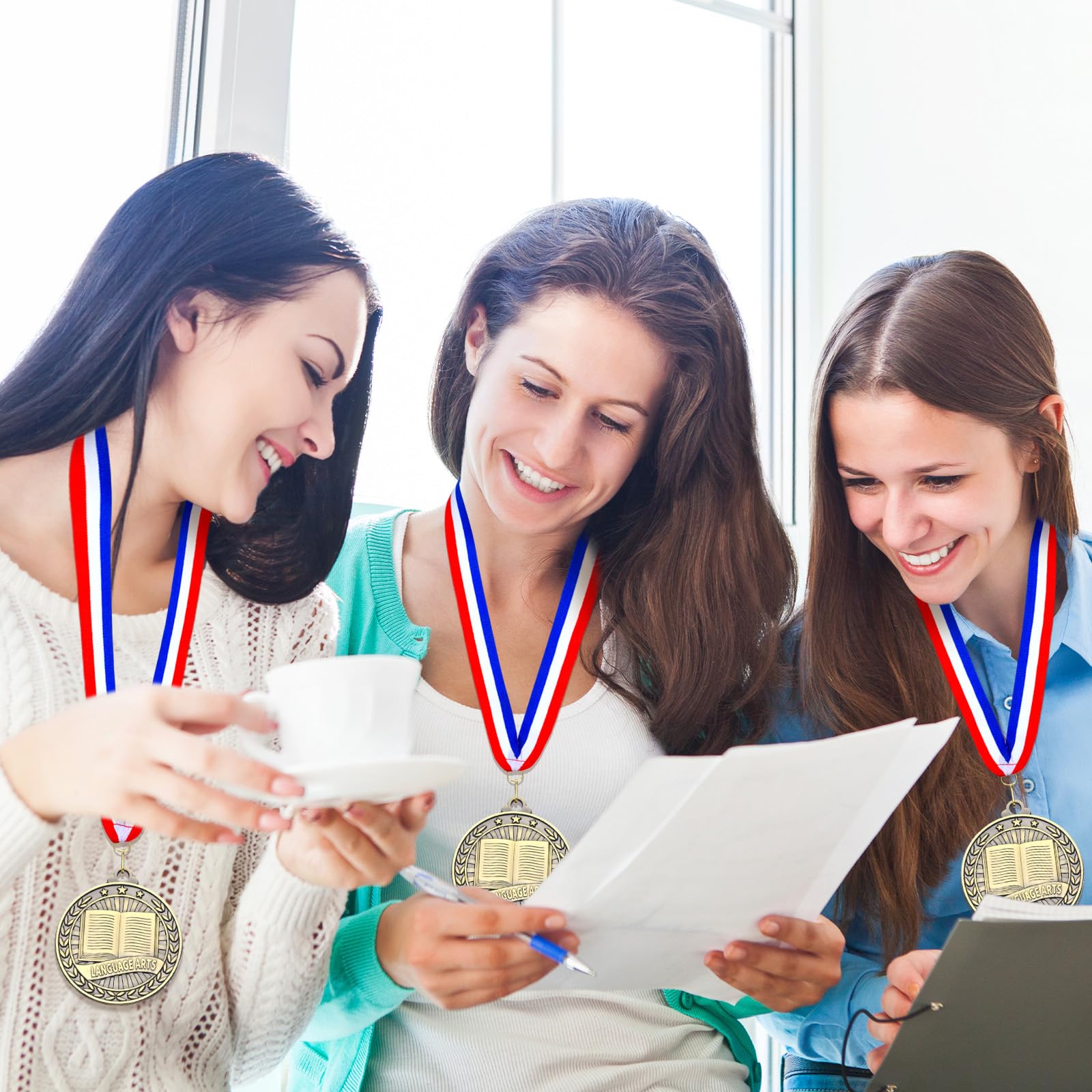 Quelay 30 medallas de premio de 2 pulgadas, medallas de oro a granel con cintas para el cuello, trofeo de metal, regalo para torneos, competiciones, fiestas, niños y adultos (artes lingüísticas)