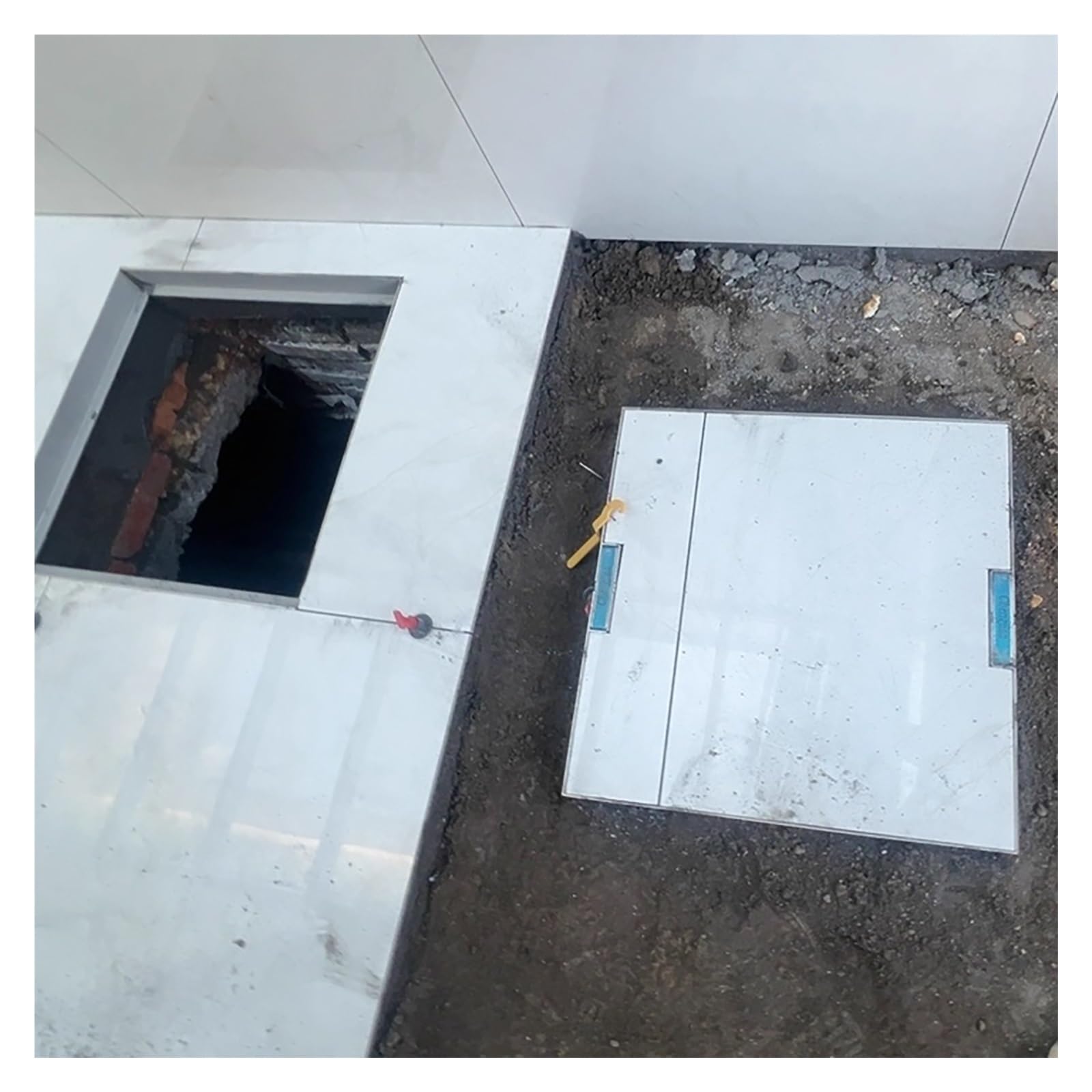 Plaque d'égout pour terrasse et jardin invisible sous le bois