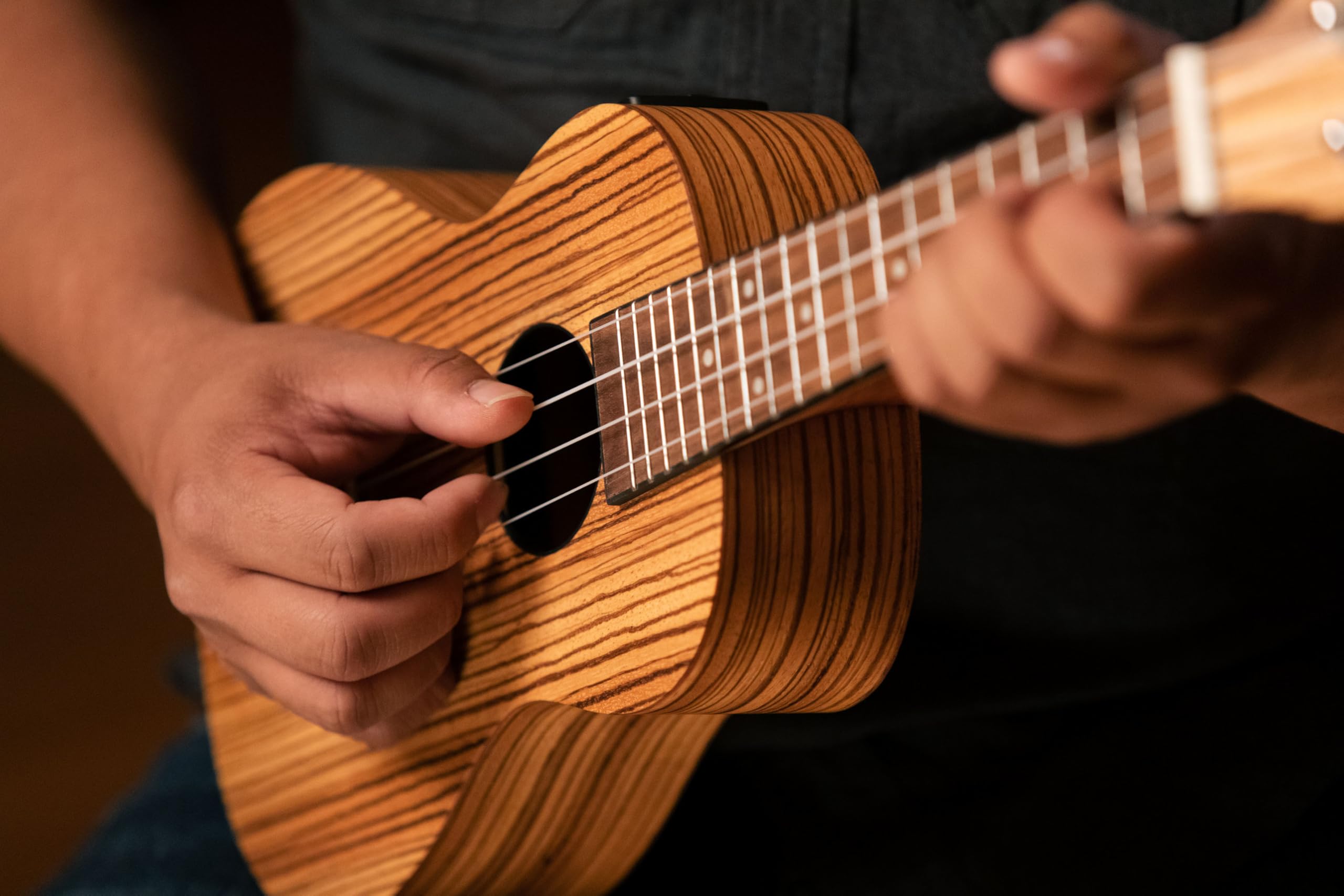 Ortega Guitars Konzert Ukulele Elektro-Akustisch – Timber Series – Inklusive Gigbag – Zebrano, Natur (RFU11ZE)