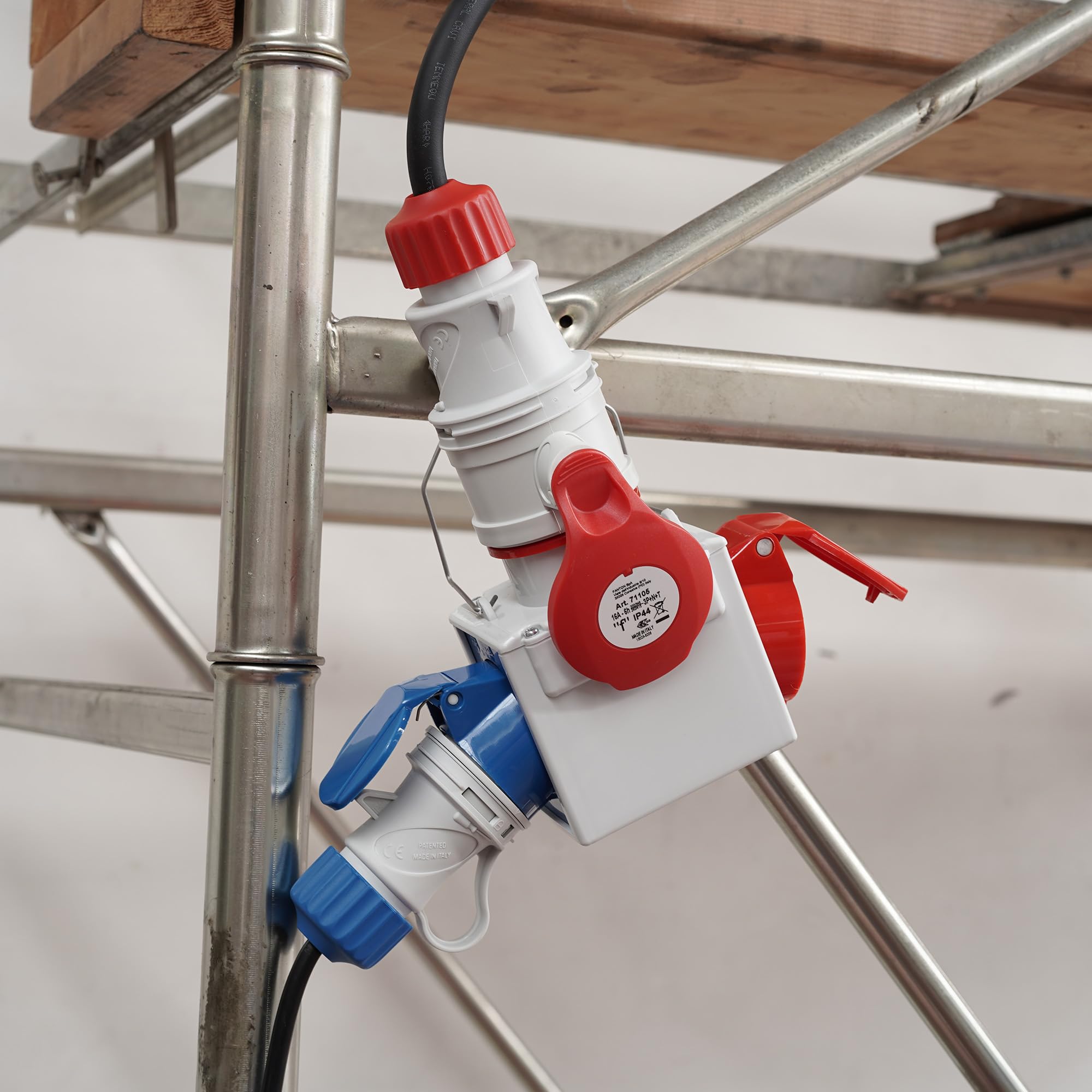 Adaptador industrial doble enchufe Color 3P + N + T 16 A CEE roja 400 V – IP44. Toma Color 1 x 2p + t 16 a Azul IP44 – 1 x 3P + T 16 A Rojo IP44.
