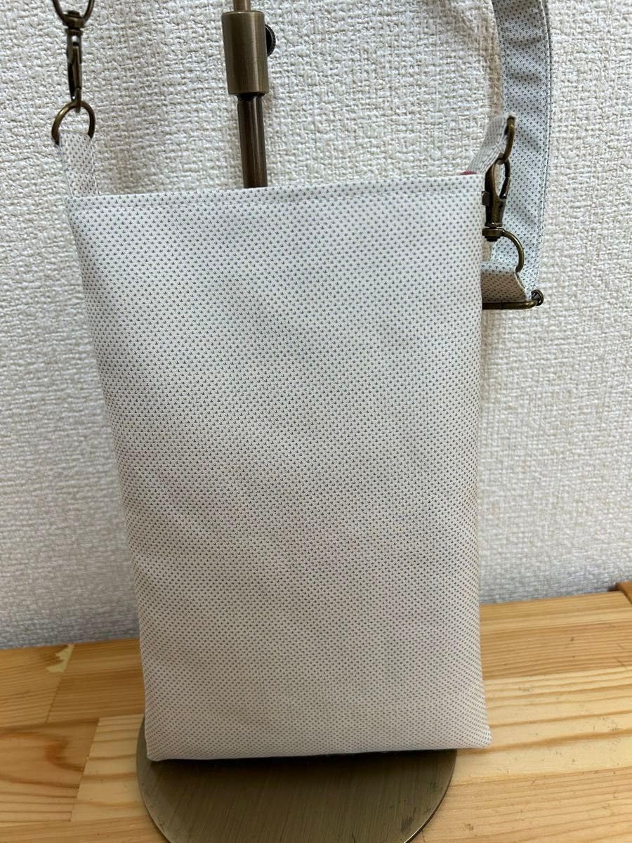 Amazon.co.jp: 正絹白大島紬スマホポーチサコッシュ : ファッション