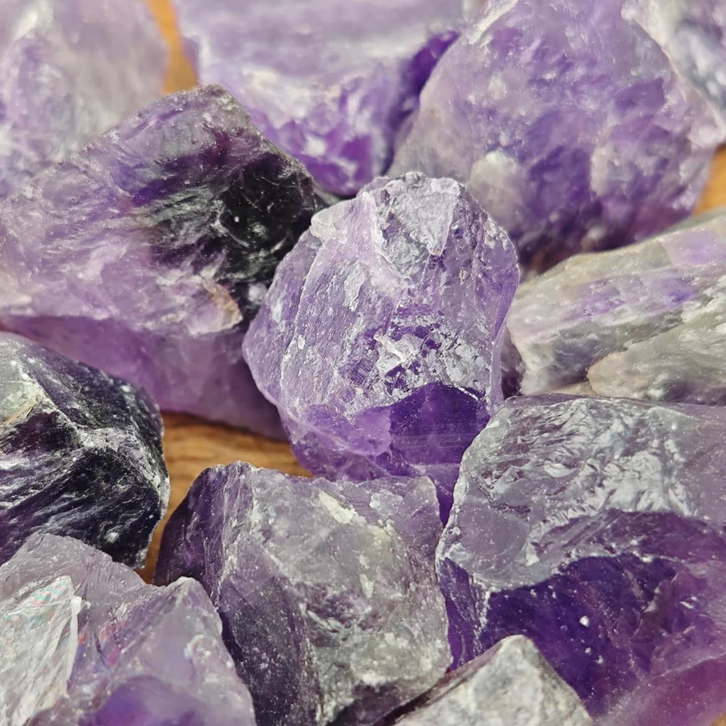 Naturalny surowy kamień ametystowy w kolorze głębokiego fioletu - prawdziwy