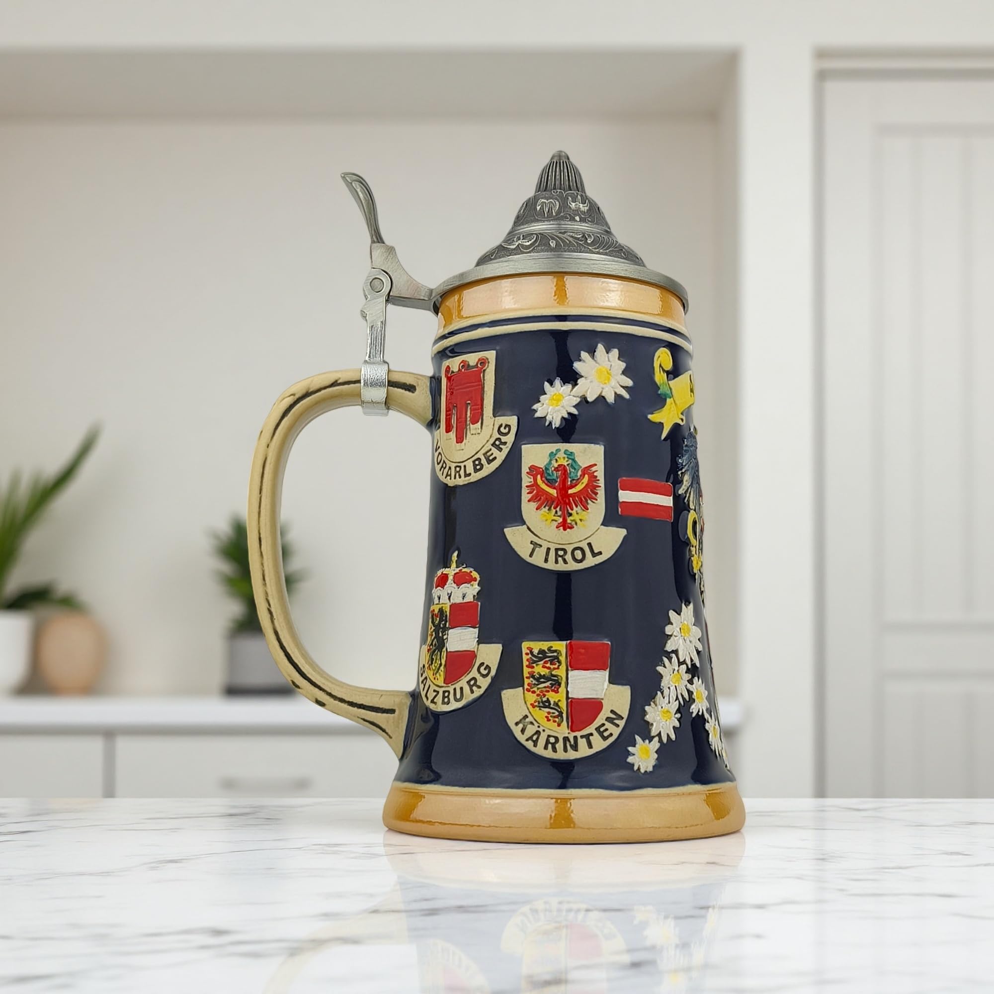 Bierkrug mit Deckel 0,7L mit Österreich-Motiv – Steinkrug mit Bundesländer-Wappen und Edelweiß-Dekor – Souvenir & Geschenkidee