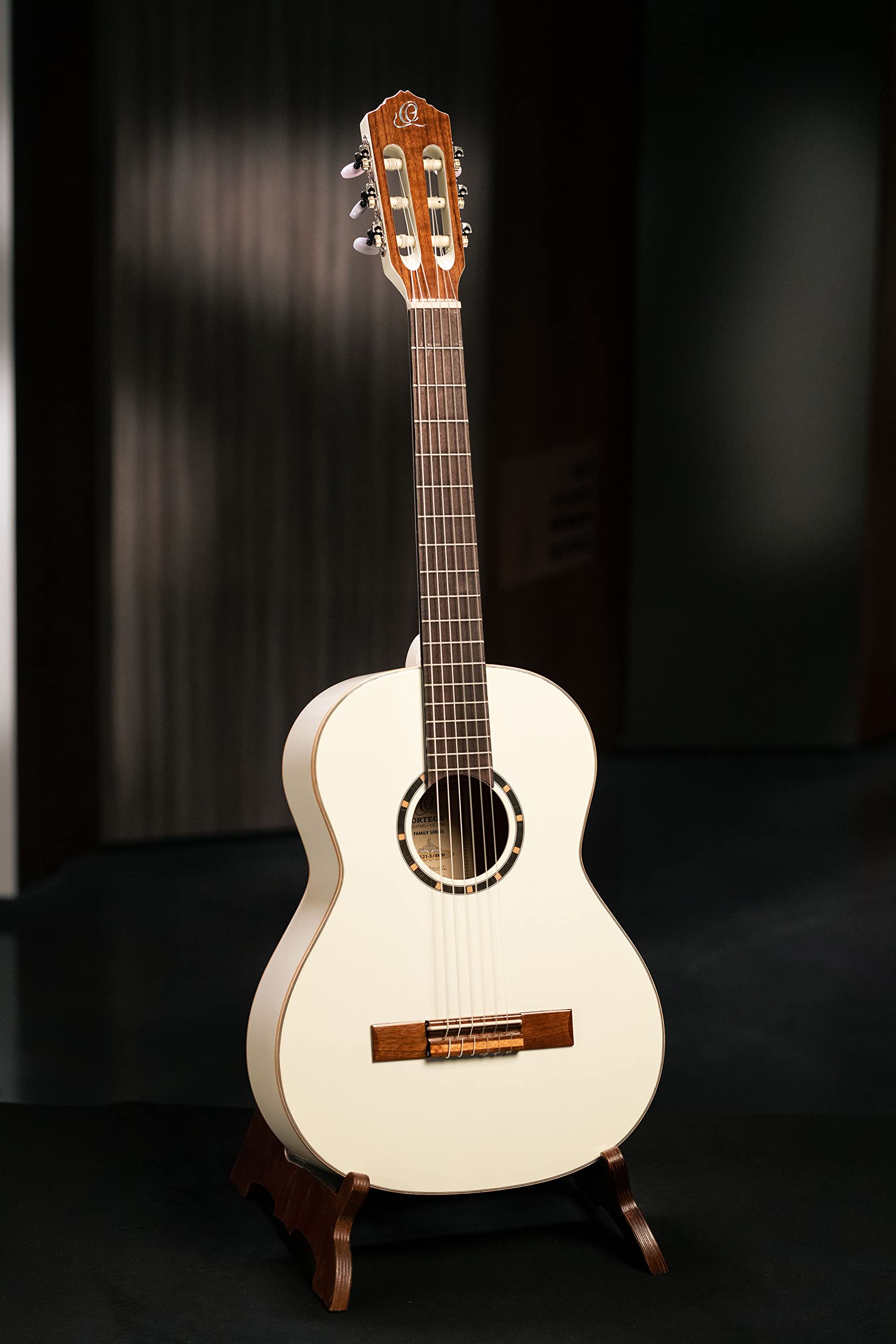 Ortega Guitars 3/4 Konzert Gitarre – Family Series – Inklusive Gig Bag – Fichte, Mahagoni, Weiß (R121-3/4WH)