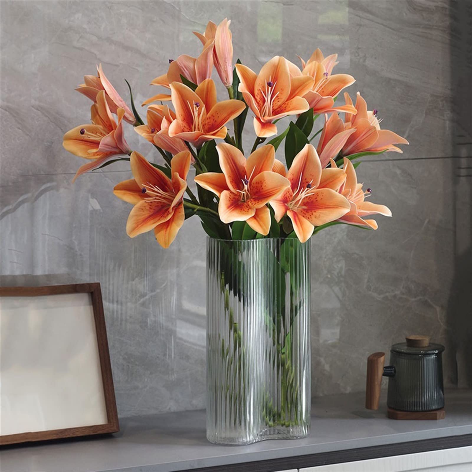 Künstliche Blumen mit Vase Lilien-Simulationsstrauß, hochwertige, nasse Gefühl, gefälschte Blumenornamente, leichte Luxus-Innendekoration, künstlicher Blumenstrauß Künstliche Blumen Deko(Color:Orange)