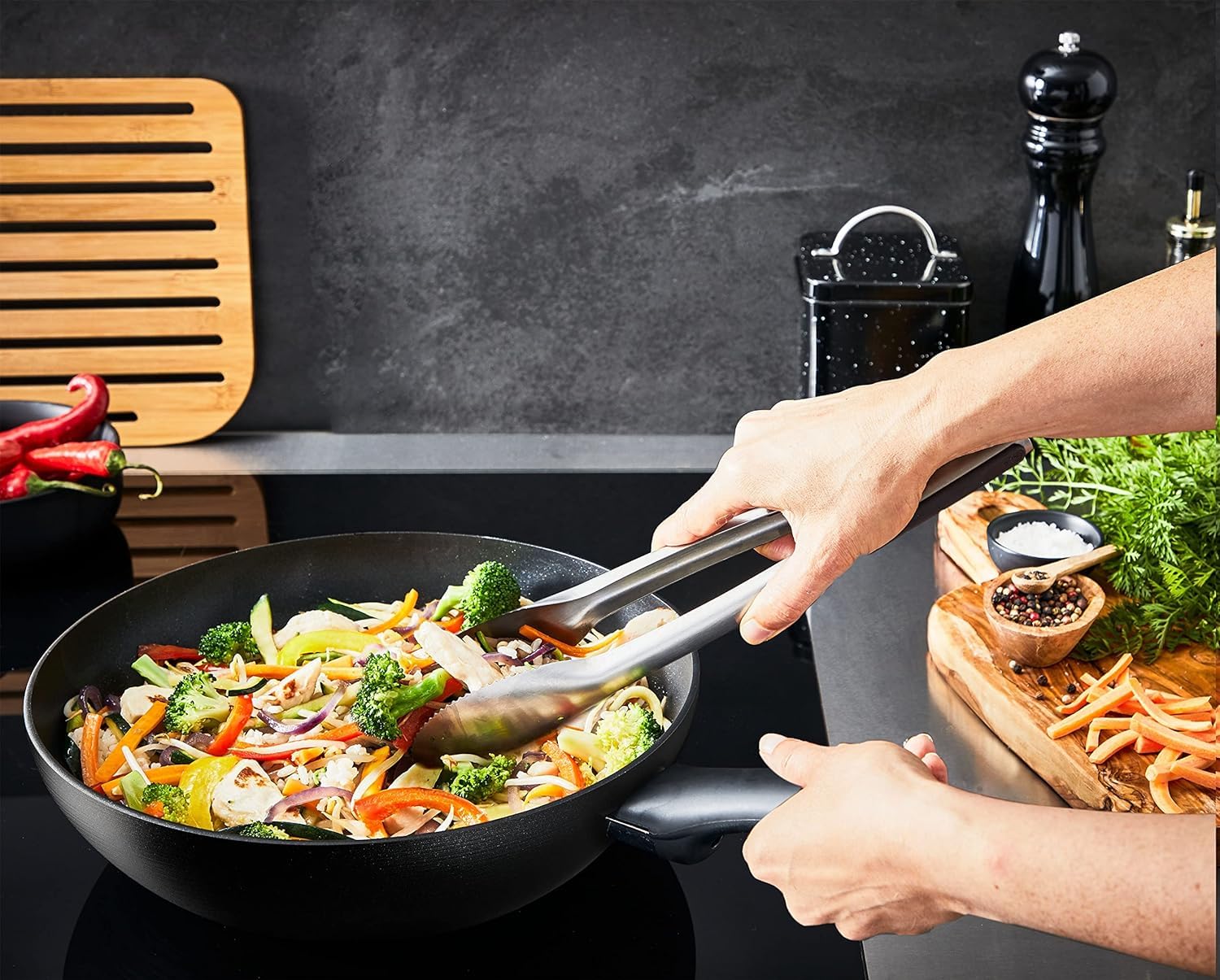 Tefal Patelnia wok Brut 28 cm | C28019 | THERMO-SIGNAL™ | zdrowe gotowanie | bezpieczna powłoka nieprzywierająca | przyjazna dla środowiska | wszystkie rodzaje kuchenek + nadaje się do kuchenek