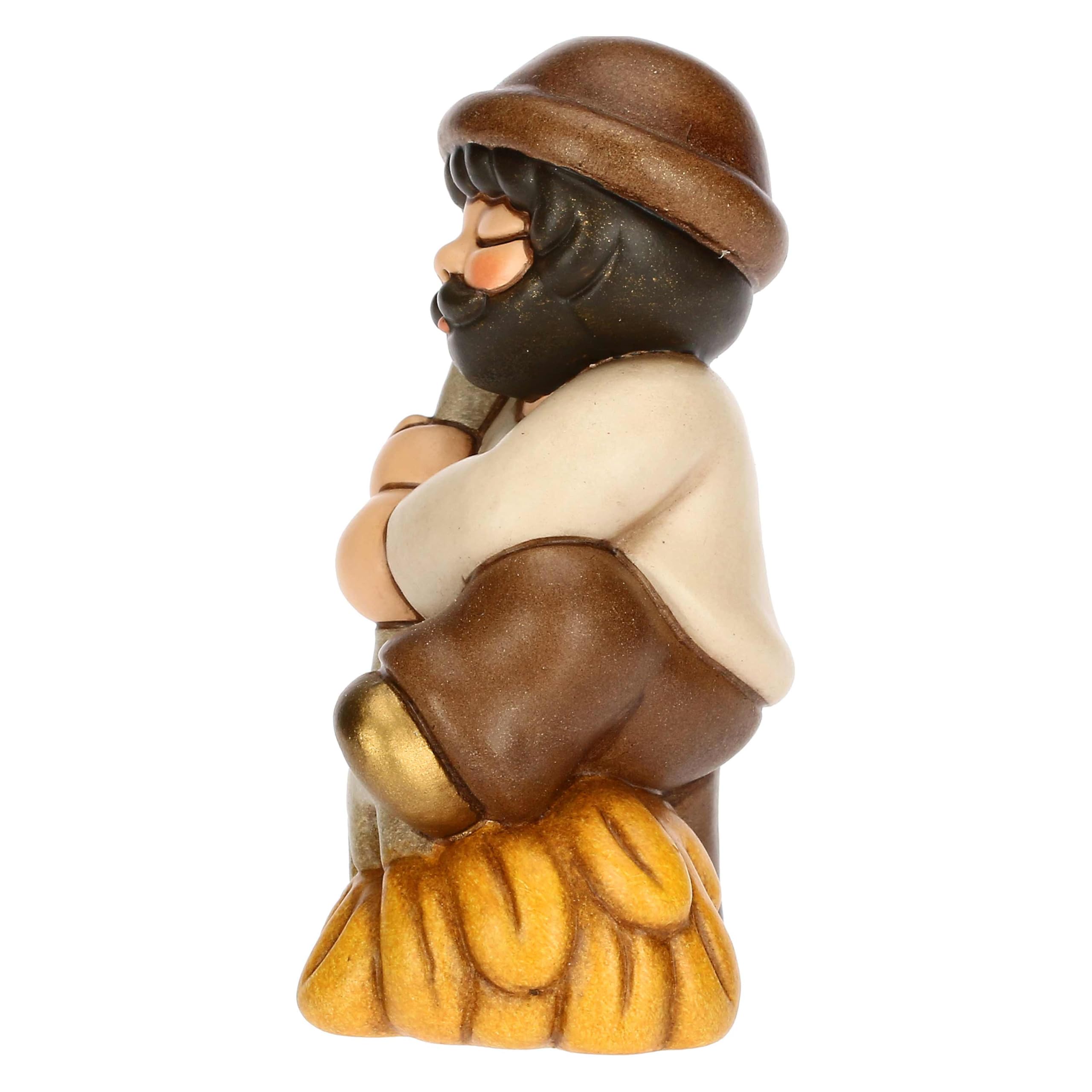 THUN, Uomo con Forcone e Fieno in Ceramica di Alta Qualità, Collezione Presepe Classico, Statuine per Presepe di Natale da Collezione, 5,2 x 4,3 x 7,9 cm