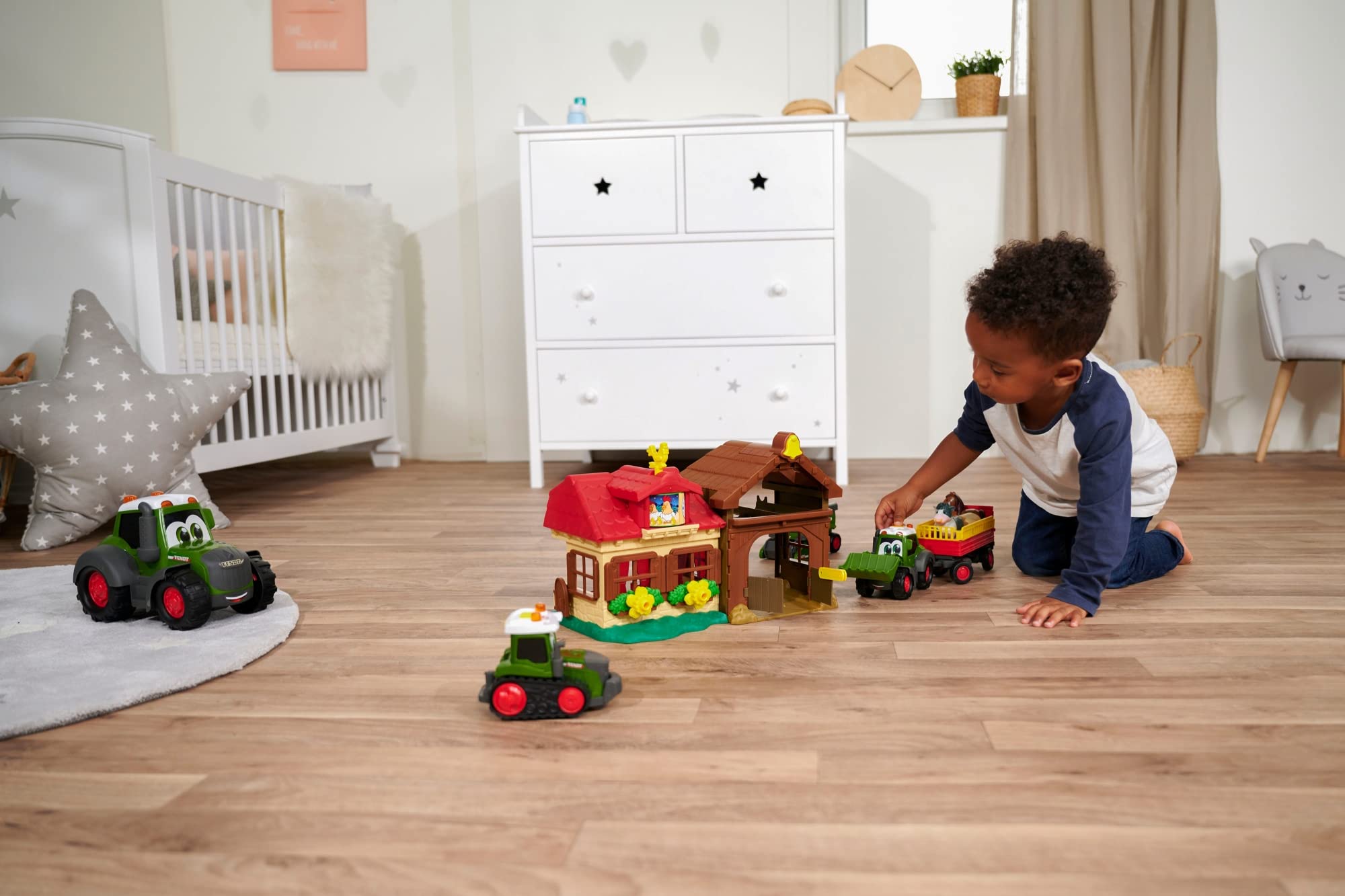 Simba ABC Farmhaus - Spielzeugstation für Baby und Kleinkinder ab 2 Jahren, mit Soundeffekten, bewegliche Teile, Traktor mit Anhänger, Spielefiguren, Spielzeug zur Förderung der Motorik und Fantasie