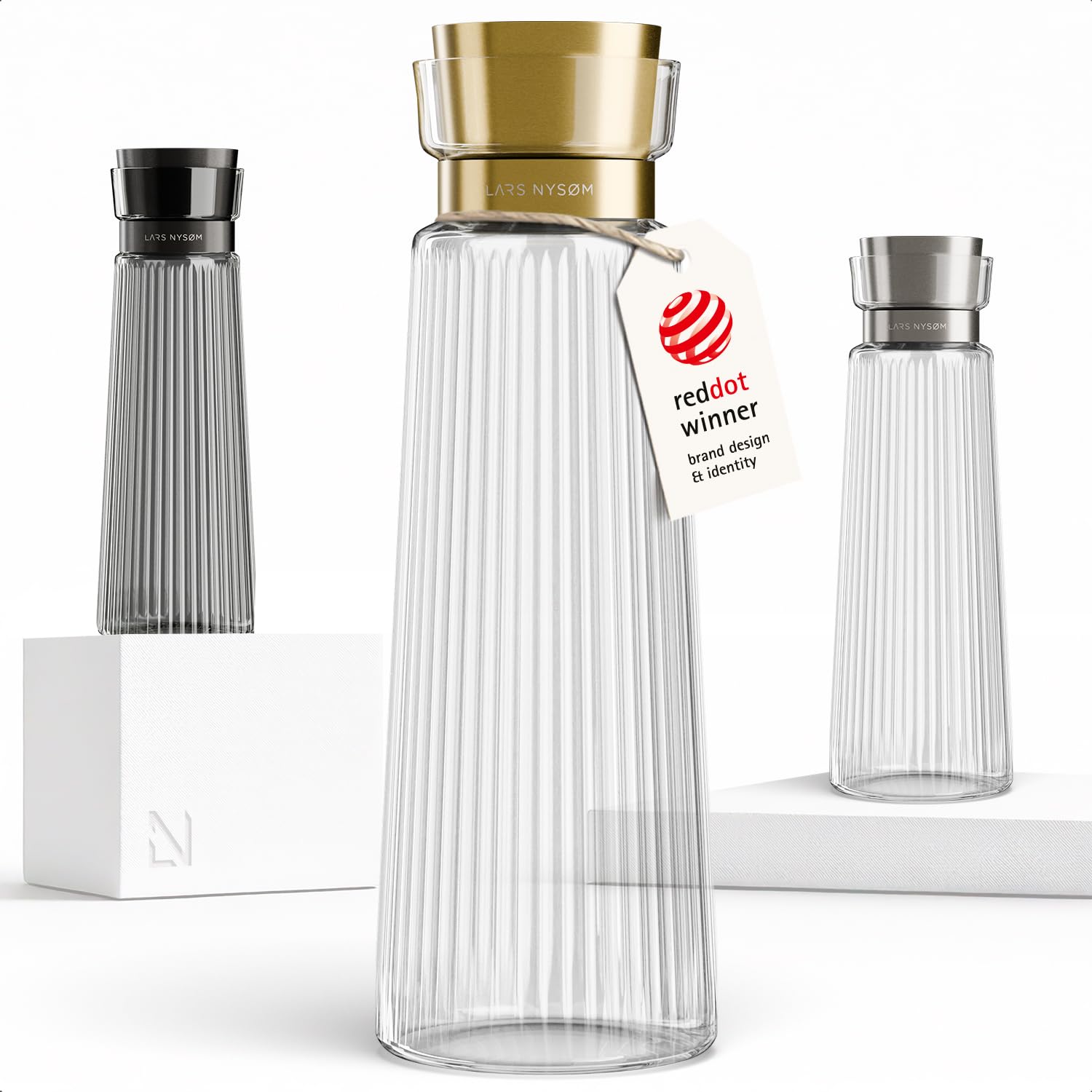 LARS NYSØM Water Carafe 1,5l with Stainless Steel Lid with Integrated Strainer | Elegant Glass Carafe & Pitcher for Juice, Lemonade | Water Jug for Everyday Use & Guests (Pure/Gold, 1500ml)