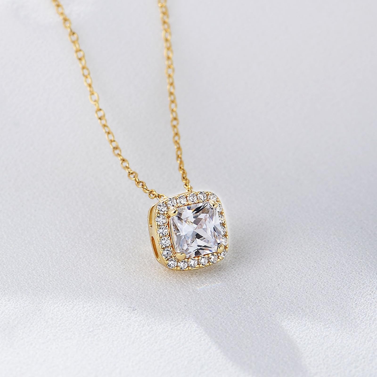 Złoty naszyjnik damski 9kt/14kt/18 karatów, syntetyczny diamentowy kwadratowy wisiorek, regulowany łańcuszek 40 + 5 cm