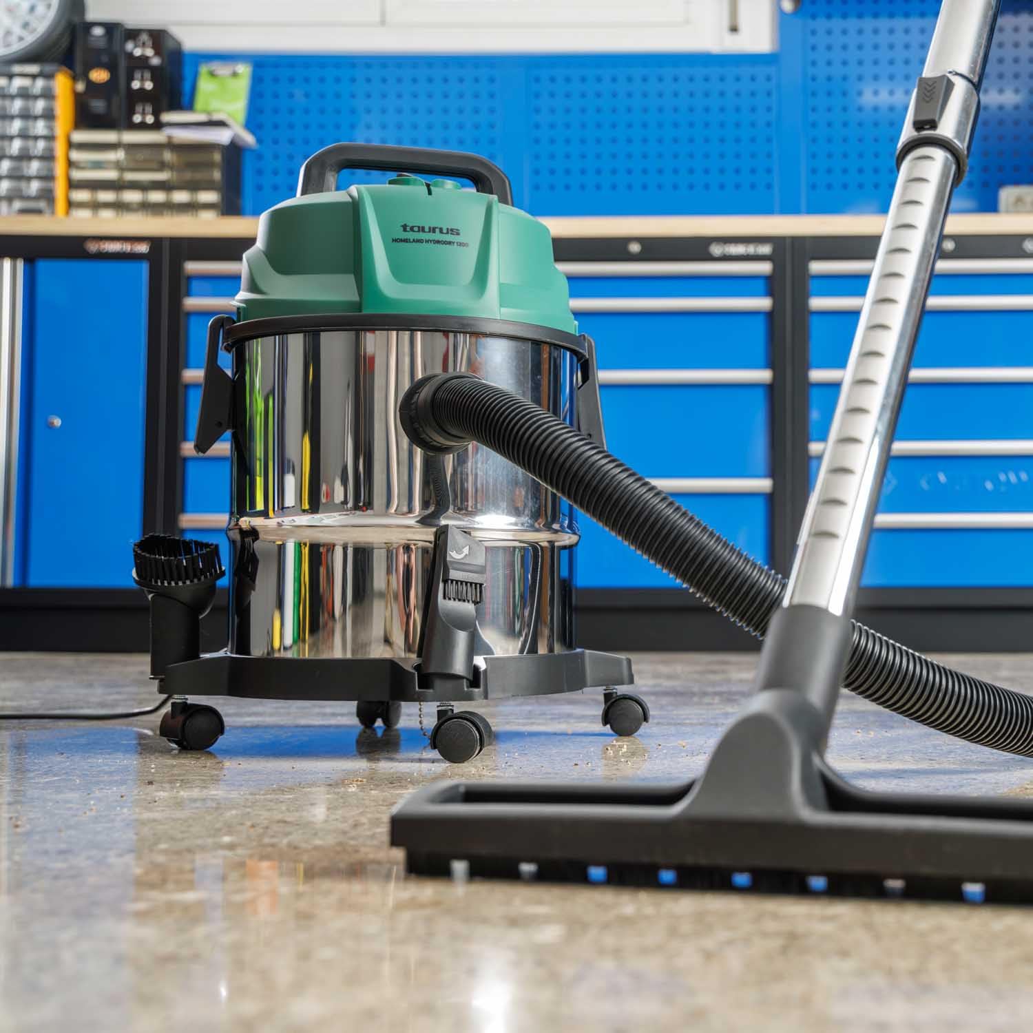 Taurus – Aspirador Homeland Hydrodry 1200 | para Sólidos y Líquidos | 1200W | 15L | Función Soplador | Radio acción 7m | Cable 4,3m | Ideal Hogar, Garaje, Taller y Exterior | Accesorios Incluidos