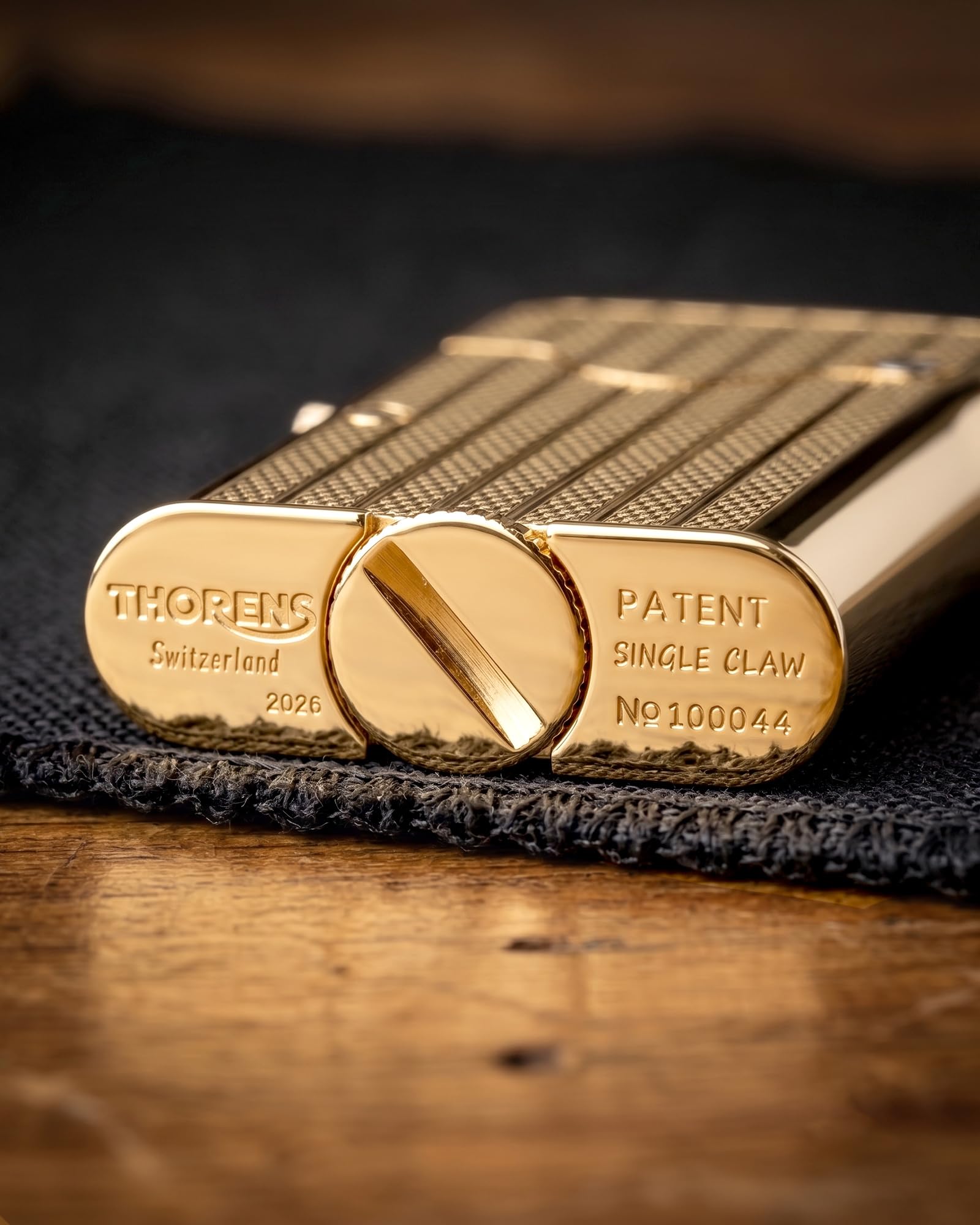 THORENS Gen 7 - Single Claw - TELEFLAM - Fluted Gold Mechero de Queroseno | Latón, llama suave automática, brazo telescópico para cazoleta de pipa, bloqueo seguro, caja regalo, regalo hombre