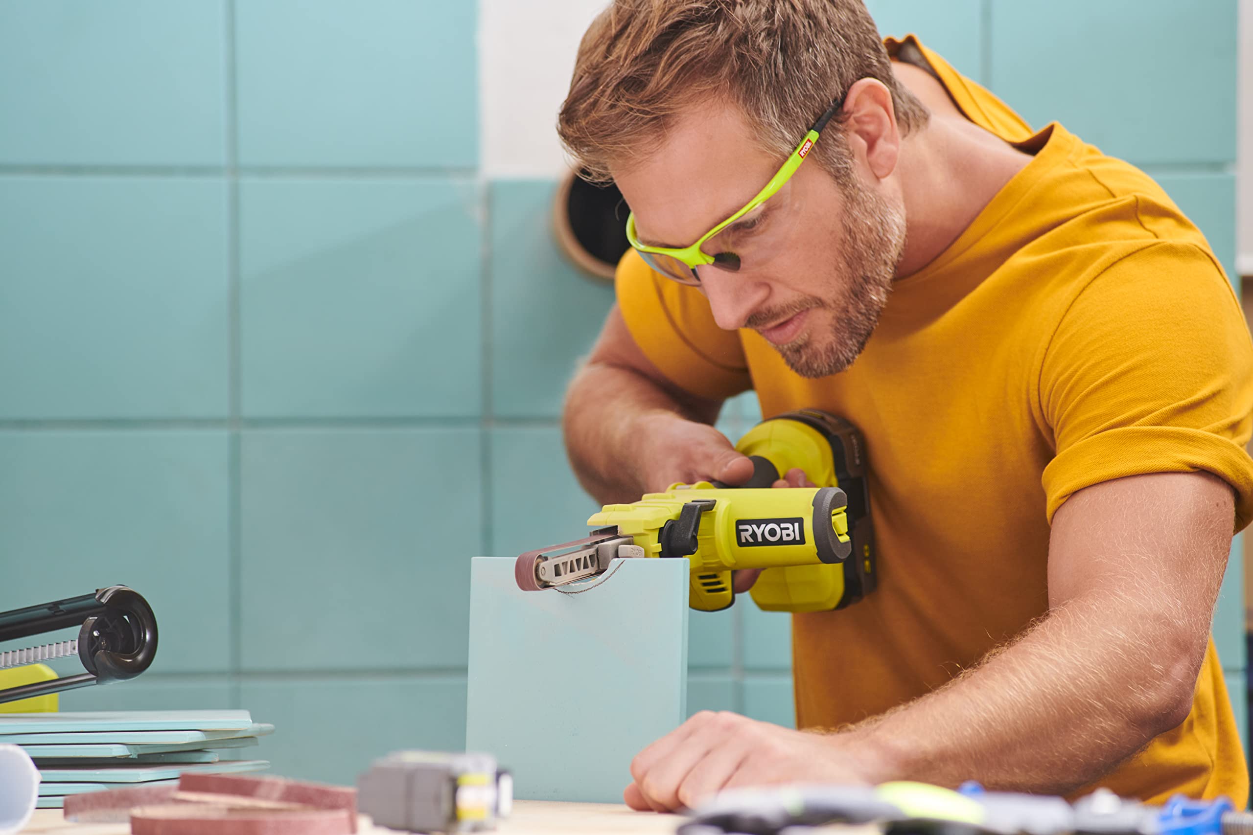 RYOBI - Lime 18V ONE - Vitesse Bande 260-630 m/min, Dim, 13x457mm - pour Poncer Bois, Carreaux, Métaux et Aiguiser - (Batterie et Chargeur non Inclus) - avec 6 Bandes abrasives
