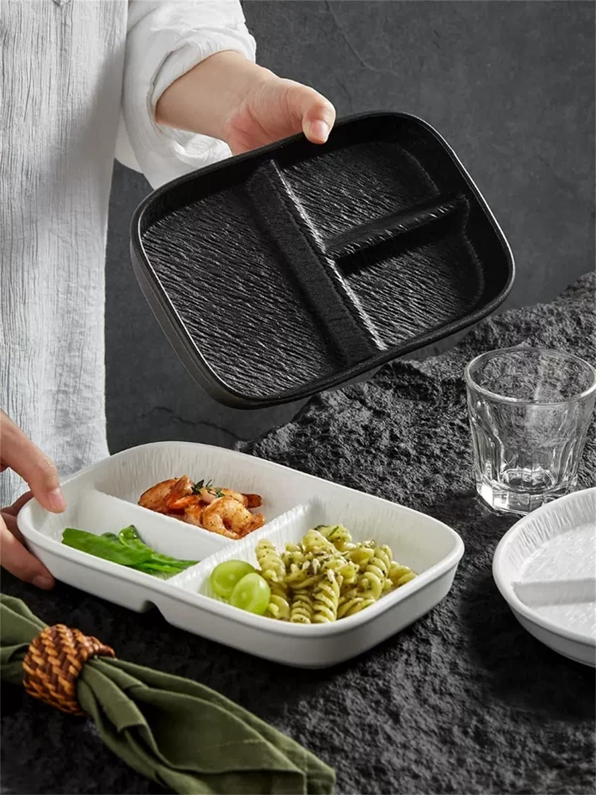 Czarno-białe matowe ceramiczne naczynia stołowe 3 sekcje płytkie talerze płyta kontrolna porcji rozdzielacze talerzy do serwowania dla zdrowego odżywiania-1 szt. (Color : Black, Size : Square)