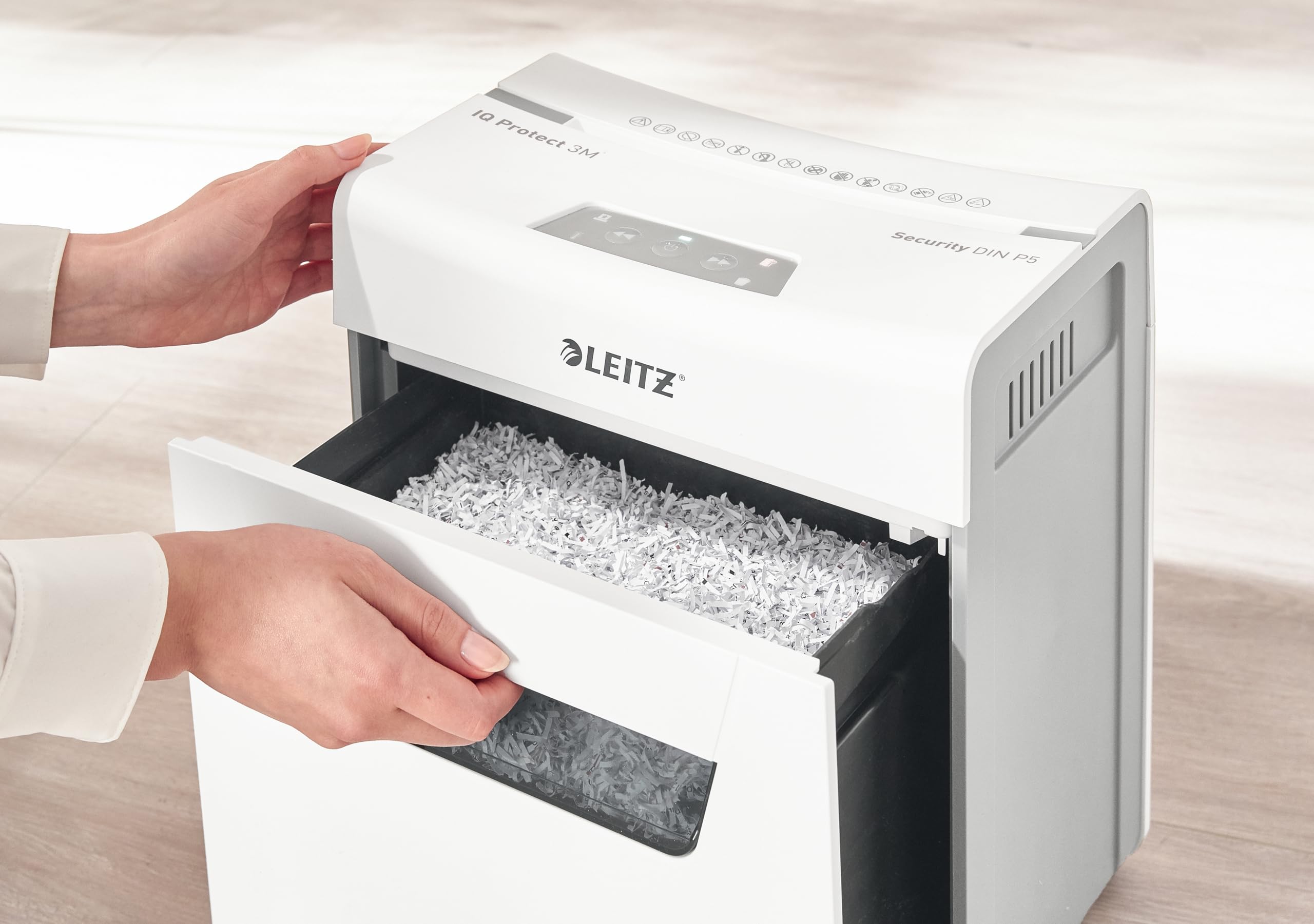 Leitz IQ Protect Premium 6X, Distruggidocumenti Manuale Personal, 7-6 Fogli (70-80 gr/mq), Taglio a Frammenti, Sicurezza P-4, Capacità 10 litri, 80900000