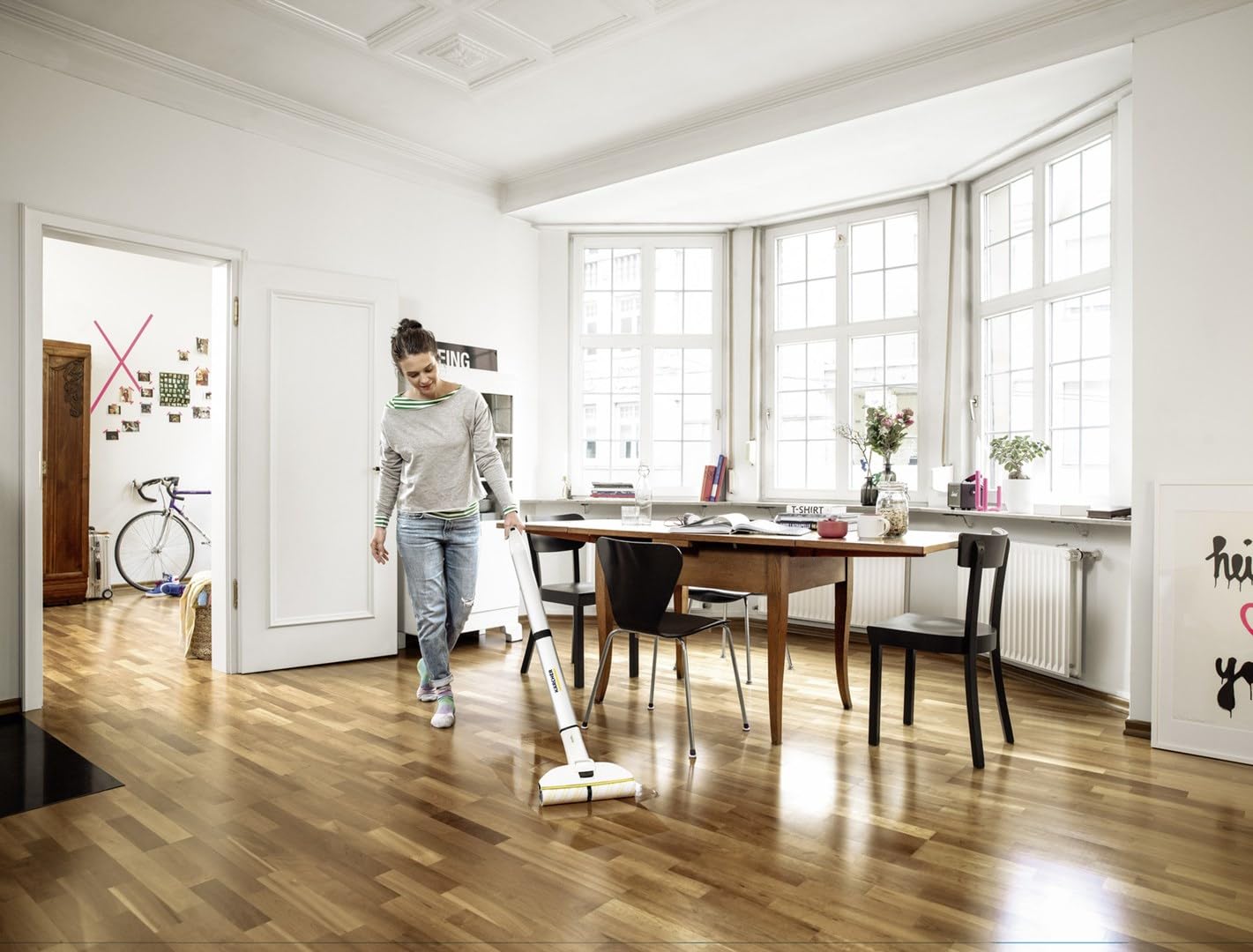 KÄRCHER Elektrischer Wischmopp EWM 2, kabelloser Bodenreiniger mit 2 rotierenden Mikrofaserwalzen, Akkulaufzeit: ca. 20 min, Flächenleistung pro Akkuladung: ca. 60 m², Weiß