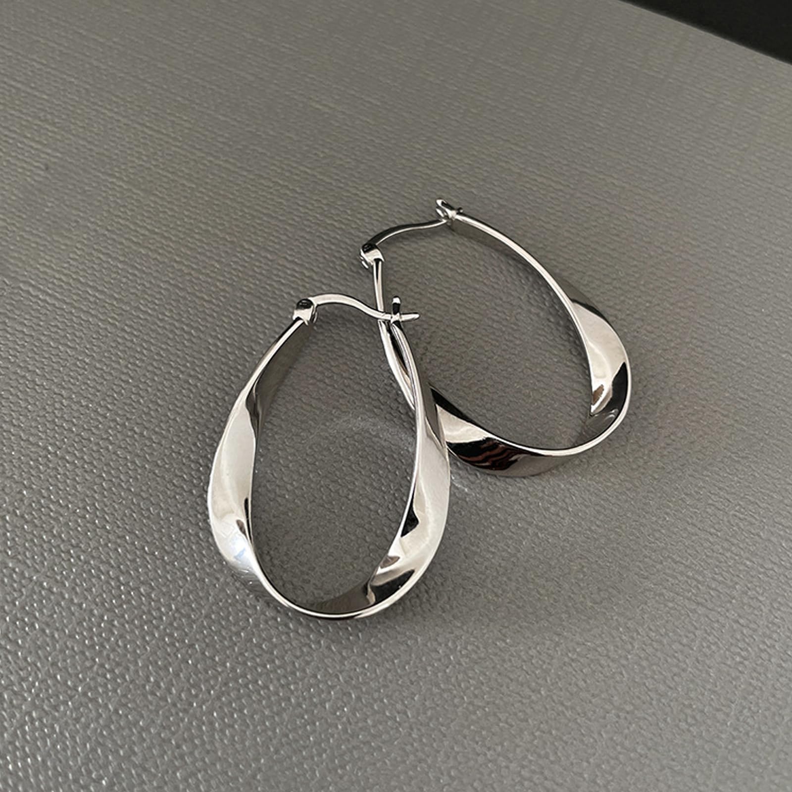 1 Pair Minimalist Toned Oval-Shaped Hoop Earrings | Trendy Fashion Accessories for Women | Timeless and Versatile for Daily Wear and Special Occasions